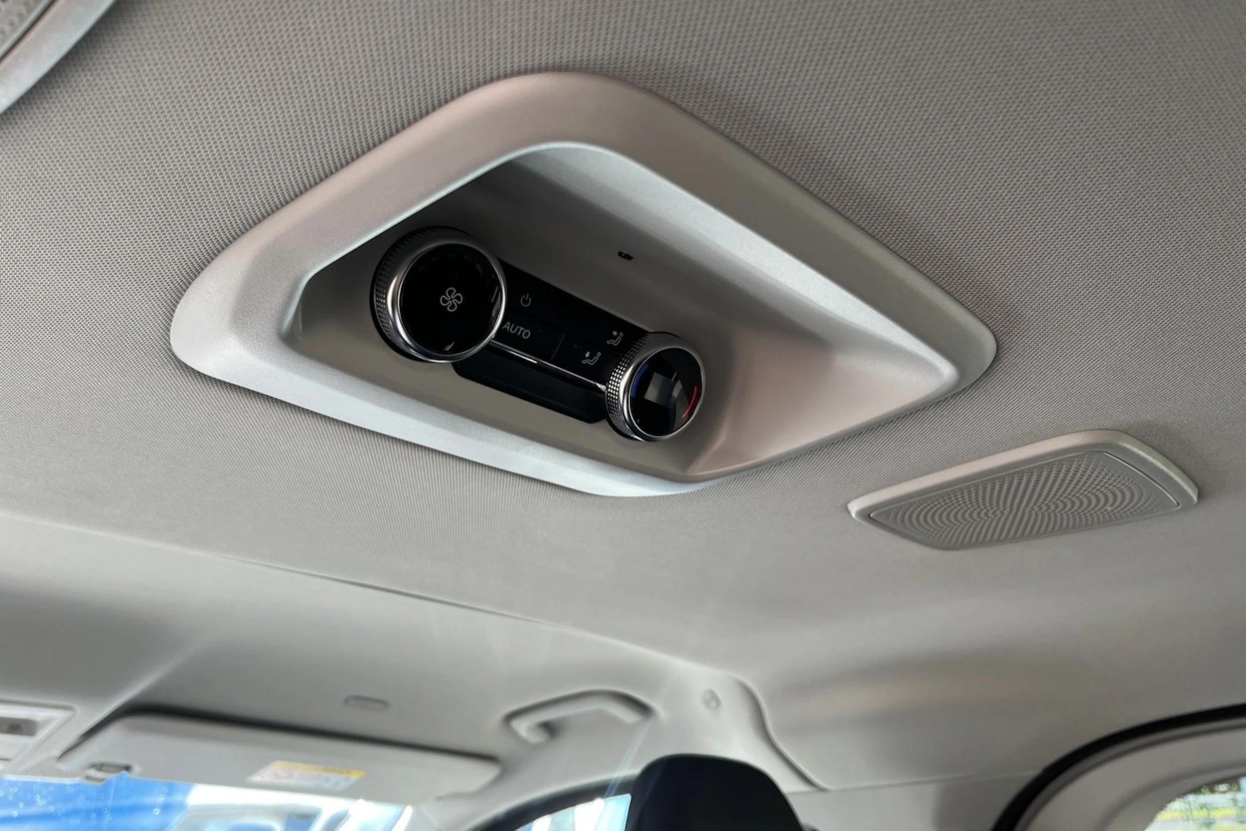 musta Volkswagen Caravelle 2026 kuva 21.