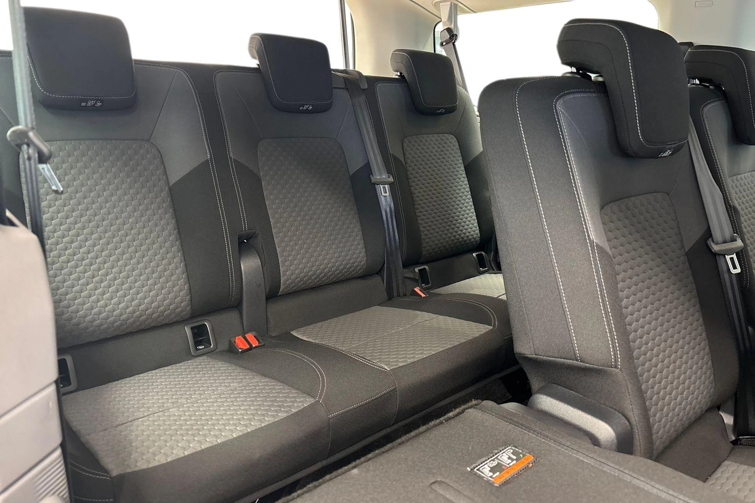 valkoinen Volkswagen Caravelle 2026 kuva 12.