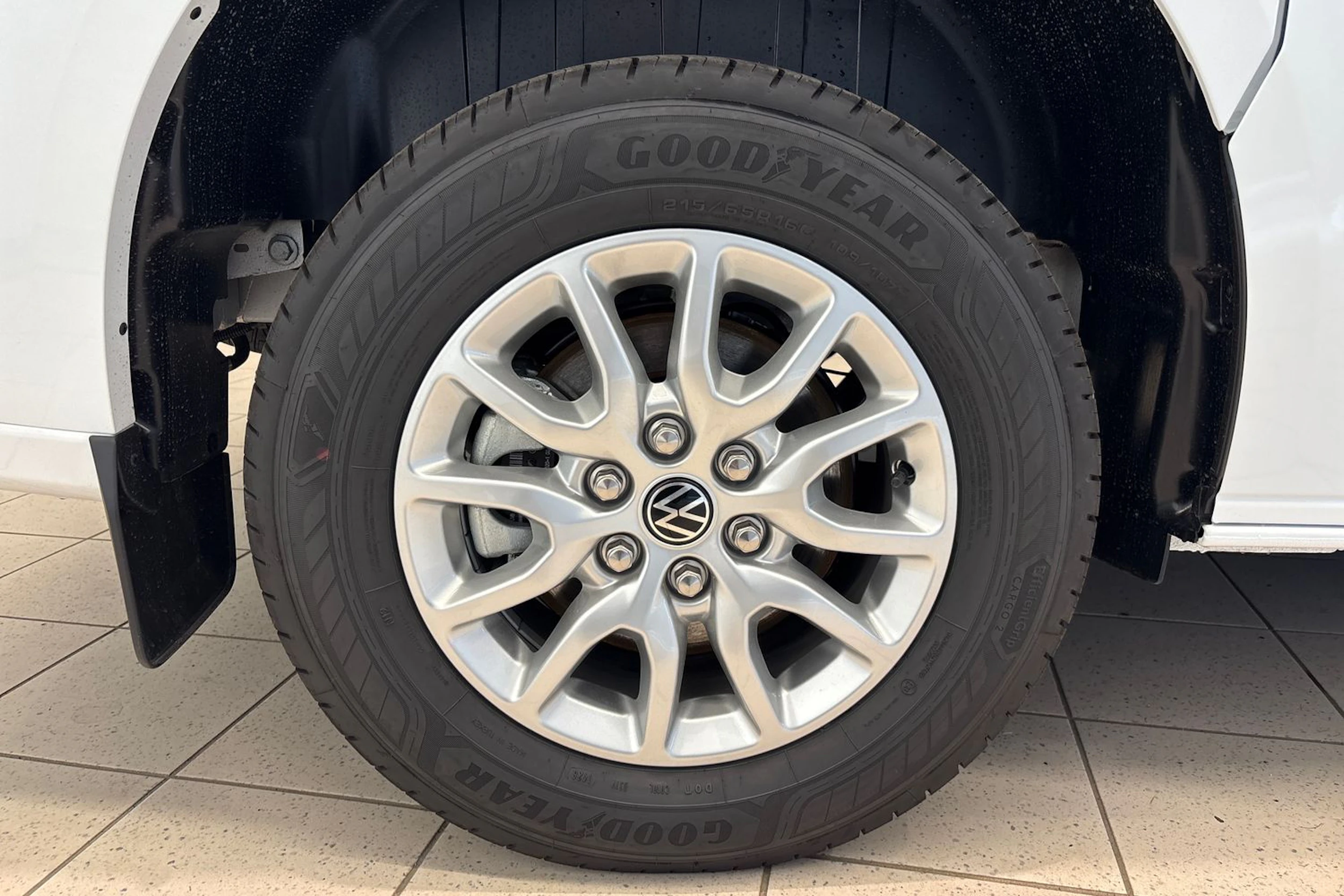 valkoinen Volkswagen Caravelle 2026 kuva 13.