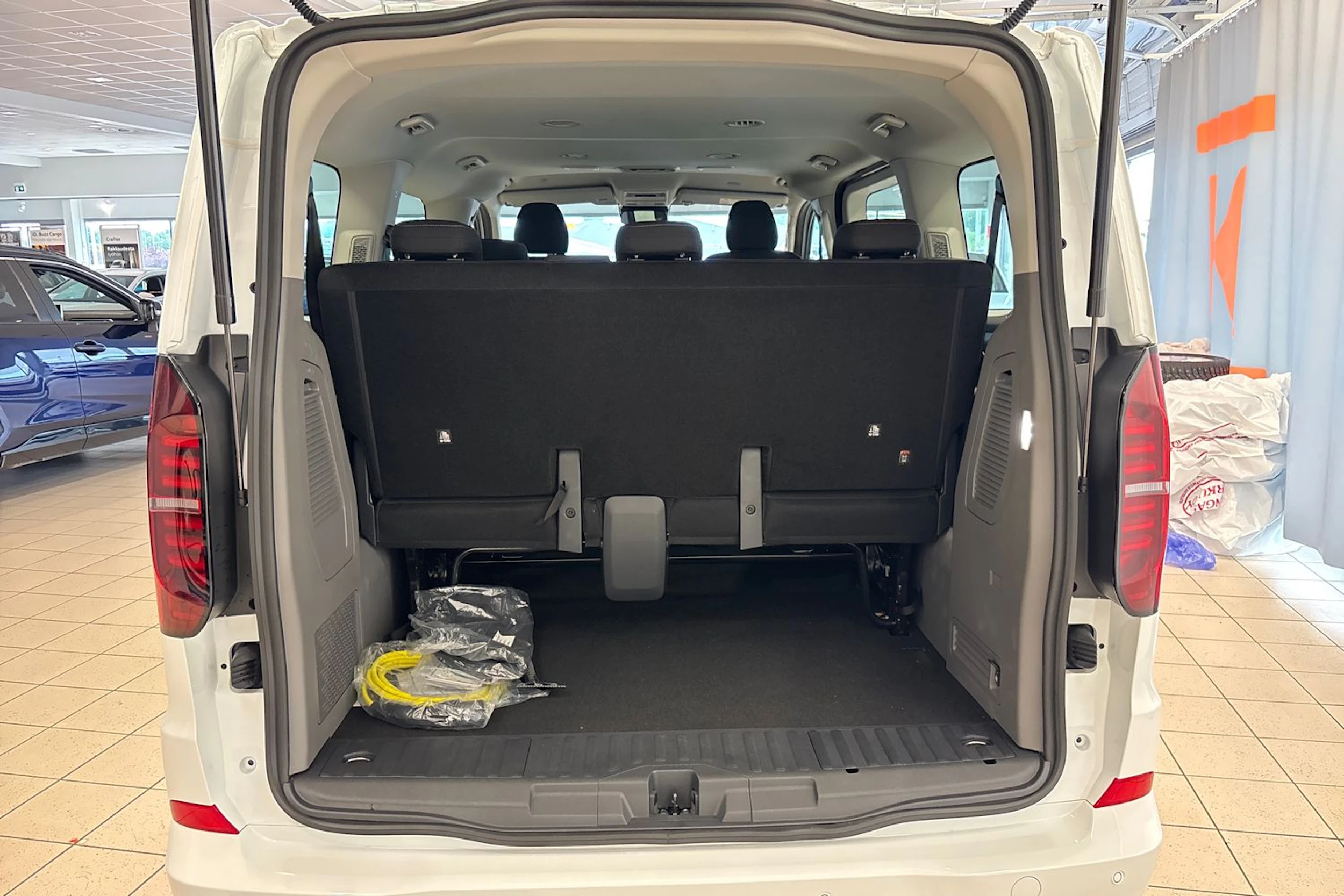 valkoinen Volkswagen Caravelle 2026 kuva 14.