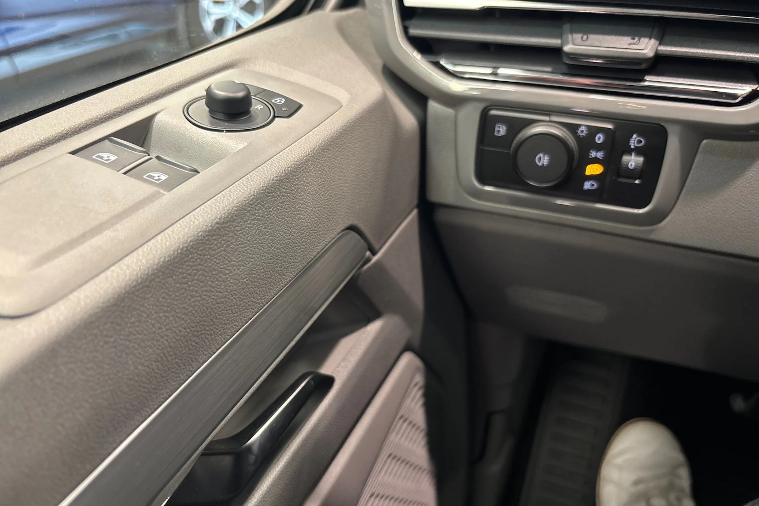 valkoinen Volkswagen Caravelle 2026 kuva 15.