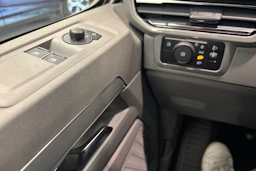 valkoinen Volkswagen Caravelle 2026 kuva 15.
