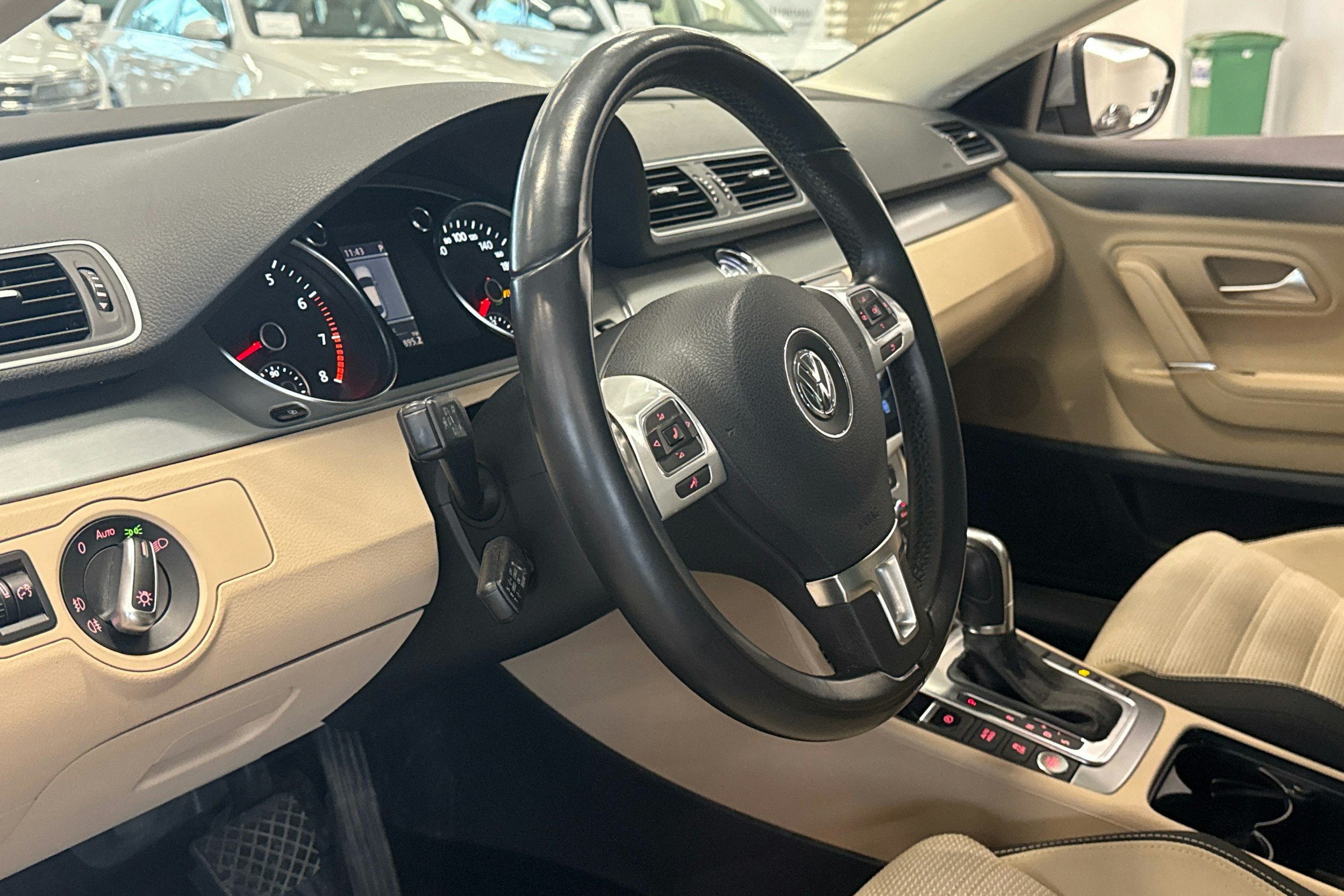 ruskea (beige) Volkswagen CC 2012 kuva 6.