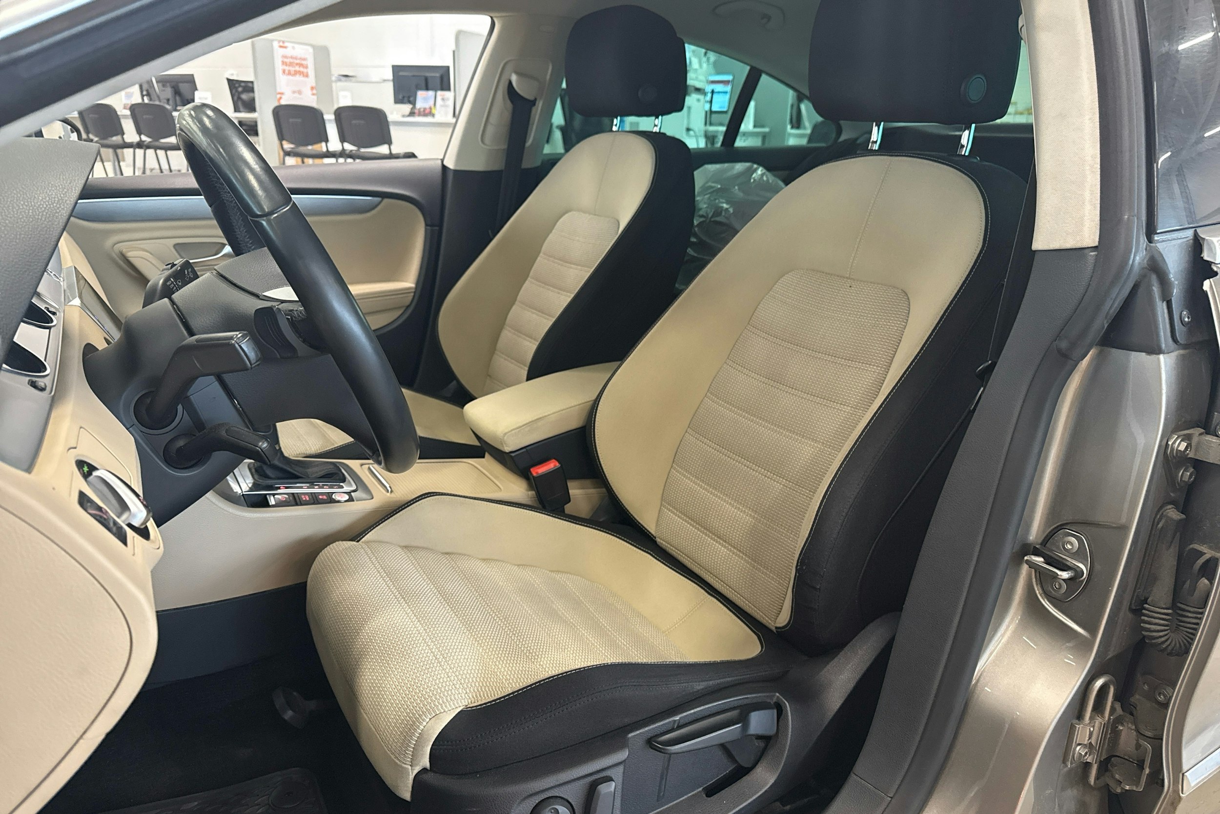 ruskea (beige) Volkswagen CC 2012 kuva 18.