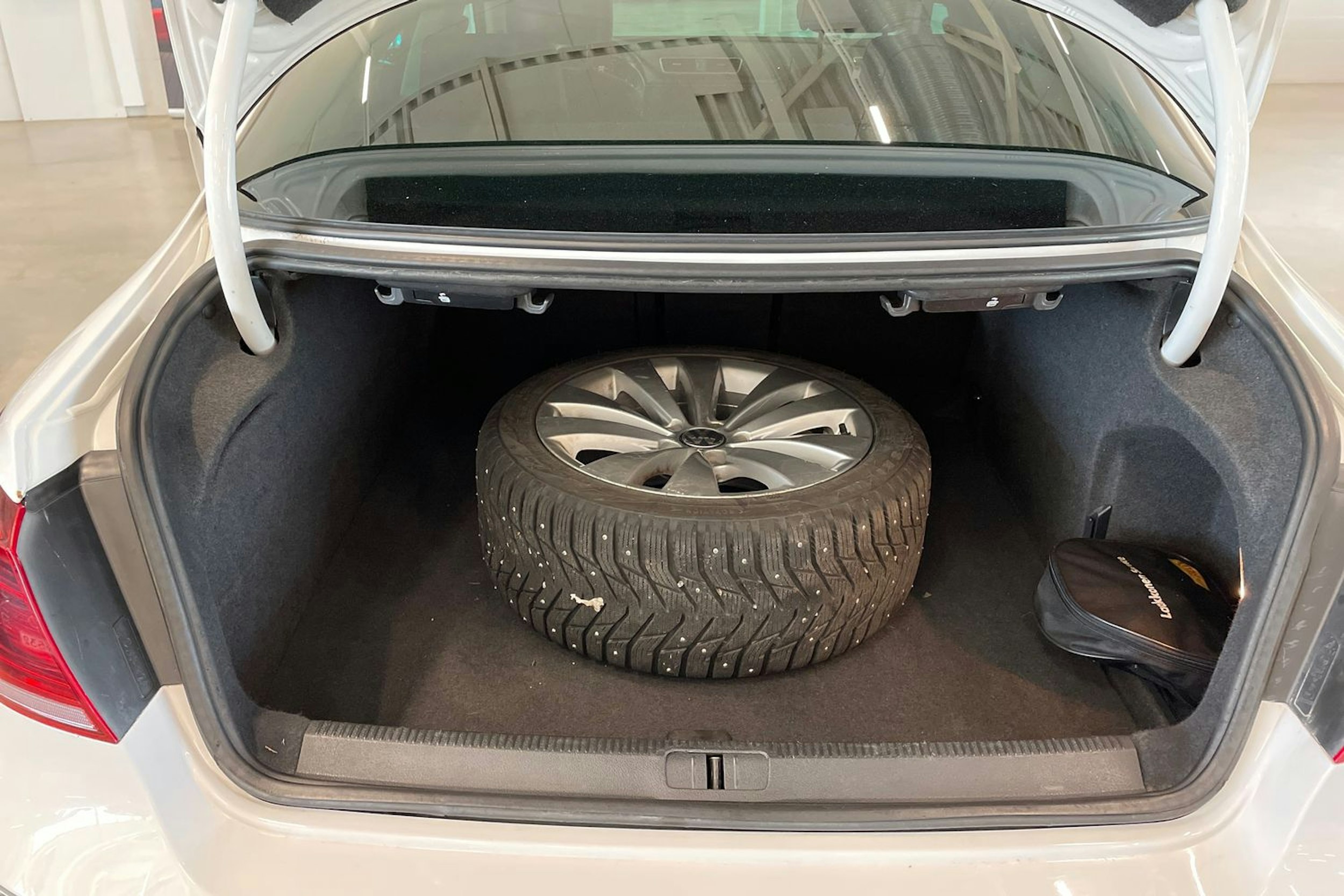valkoinen Volkswagen CC 2013 kuva 34.
