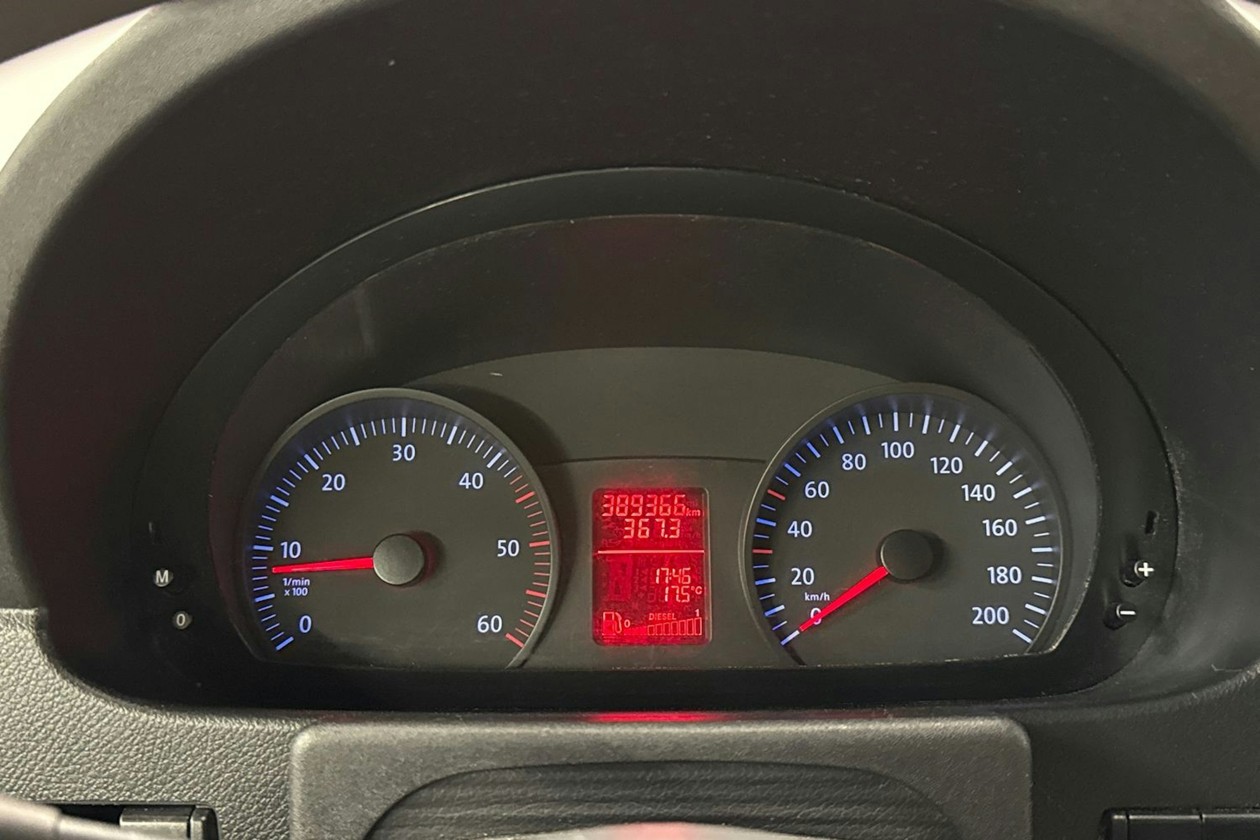 punainen Volkswagen Crafter 2010 kuva 11.