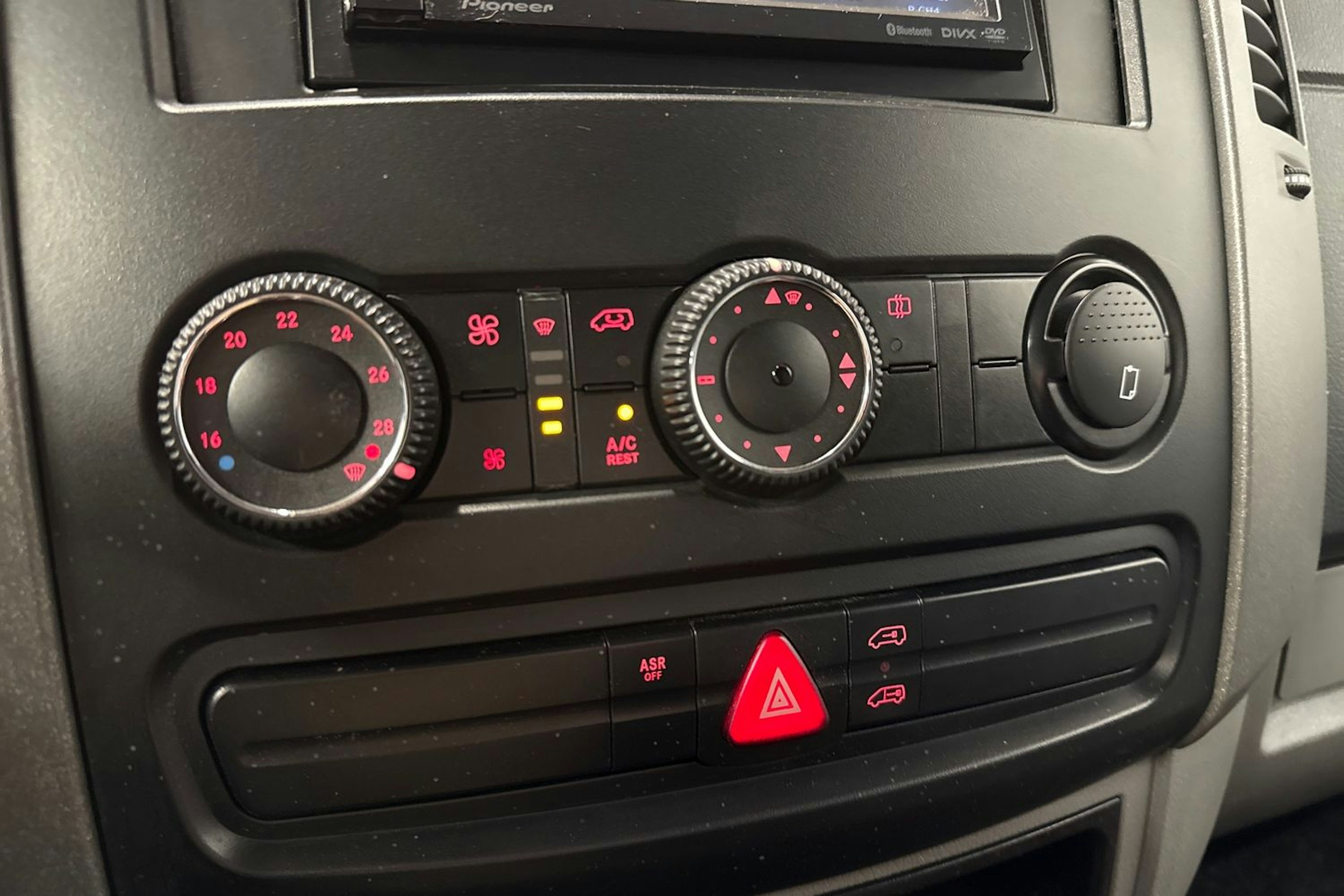 punainen Volkswagen Crafter 2010 kuva 15.