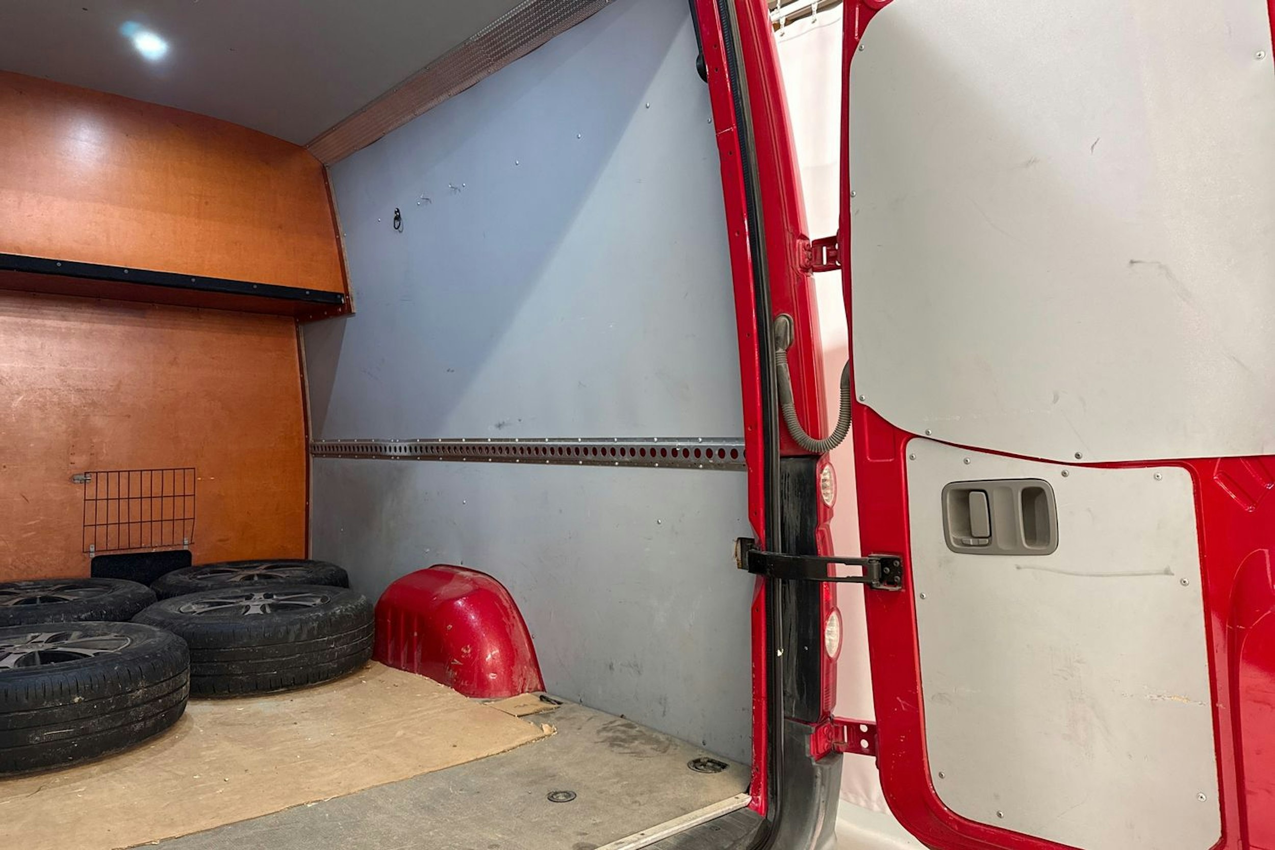 punainen Volkswagen Crafter 2010 kuva 21.