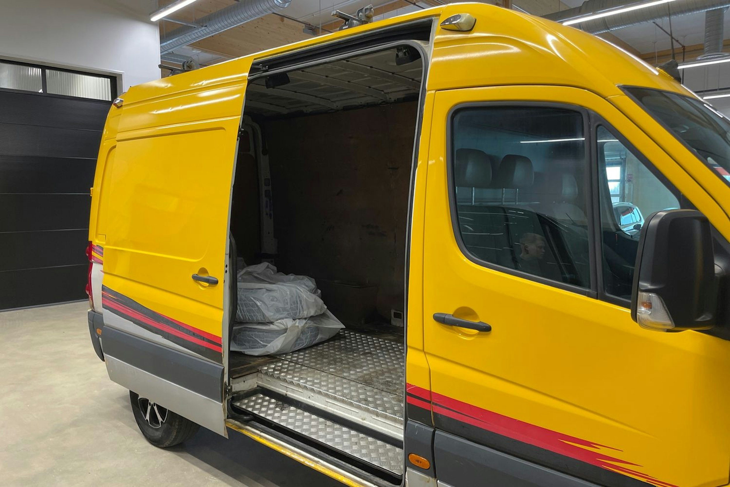 keltainen Volkswagen Crafter 2011 kuva 13.