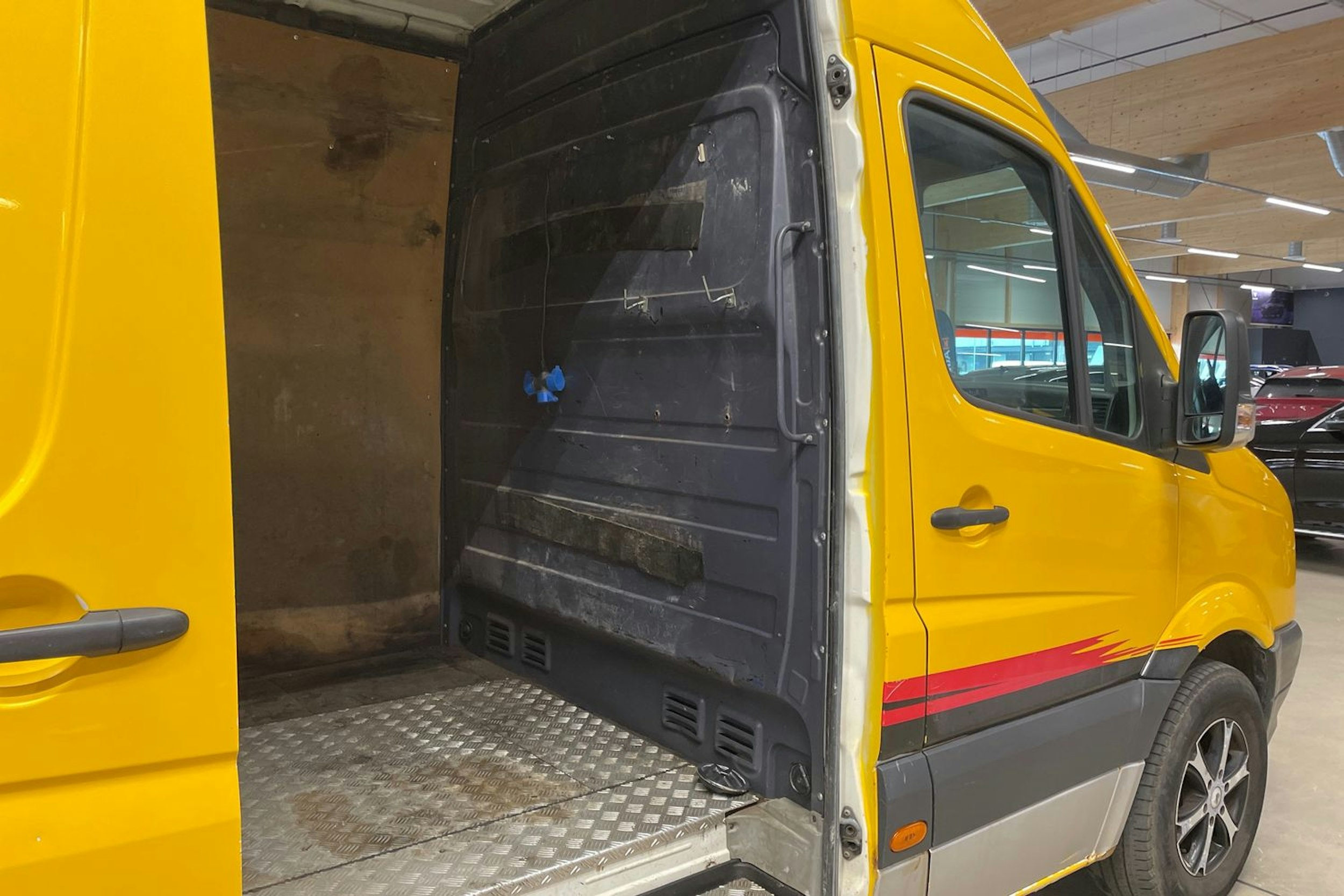 keltainen Volkswagen Crafter 2011 kuva 14.