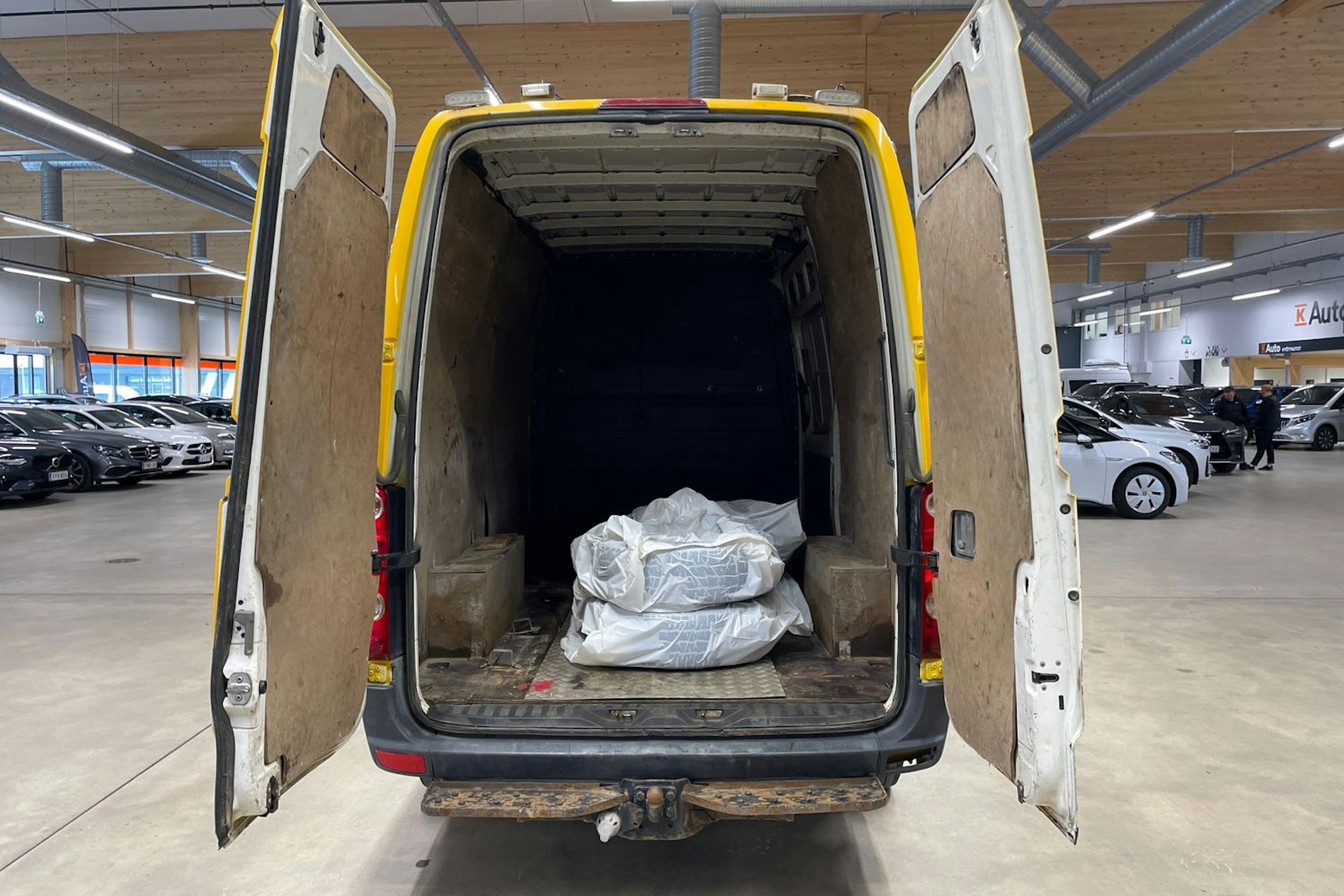 keltainen Volkswagen Crafter 2011 kuva 15.