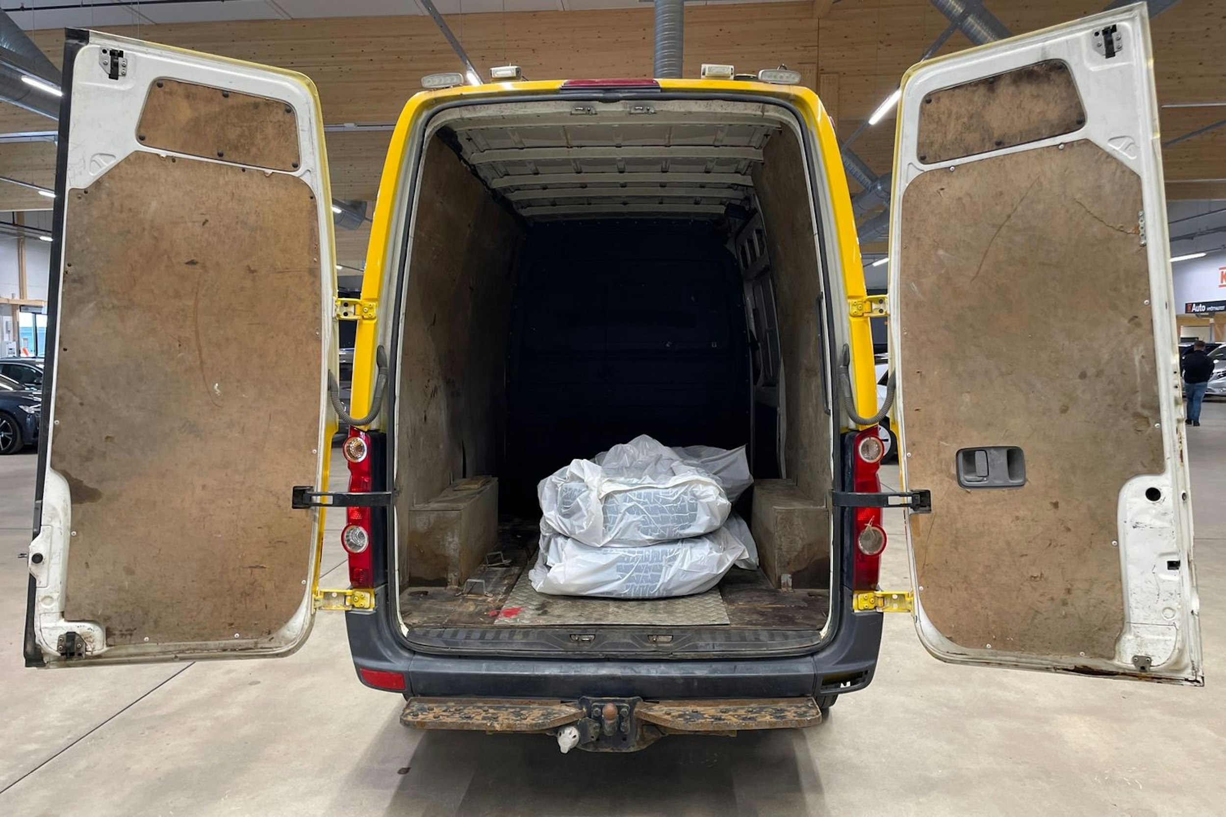 keltainen Volkswagen Crafter 2011 kuva 16.