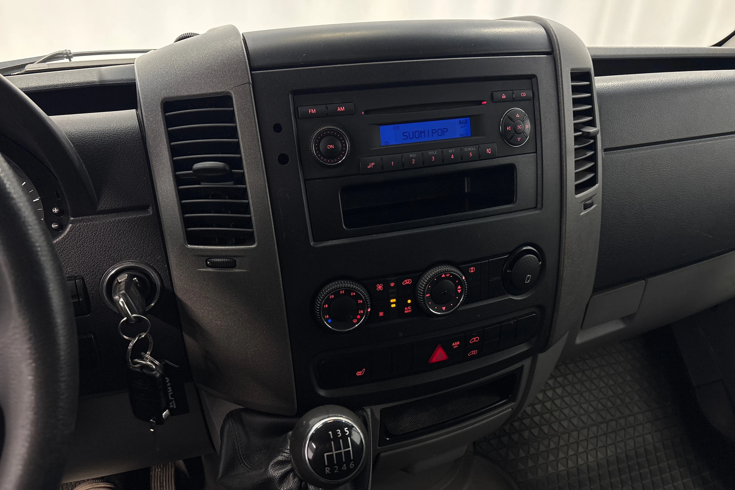 valkoinen Volkswagen Crafter 2011 kuva 13.