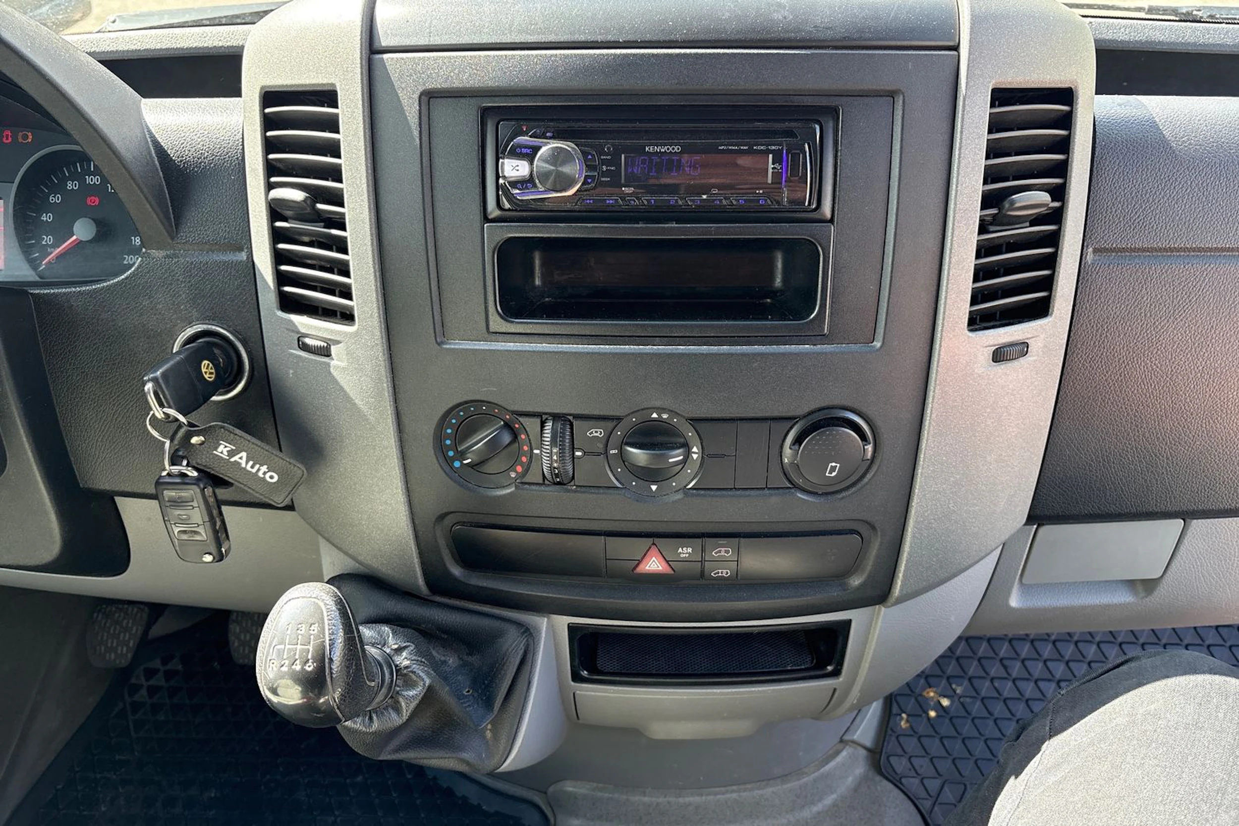 Valkoinen Volkswagen CRAFTER 2011 kuva 18.