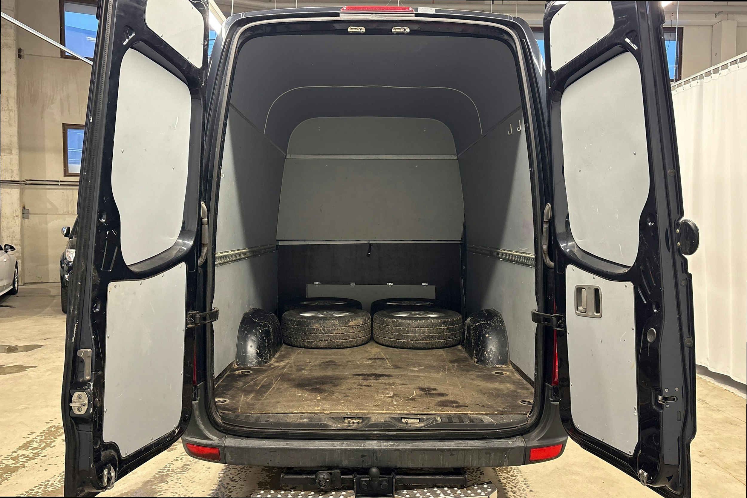musta Volkswagen Crafter 2012 kuva 11.