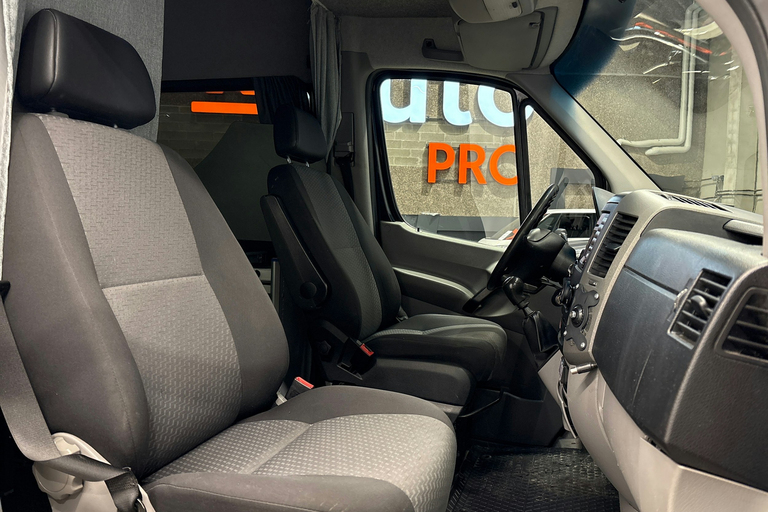 musta Volkswagen Crafter 2012 kuva 13.