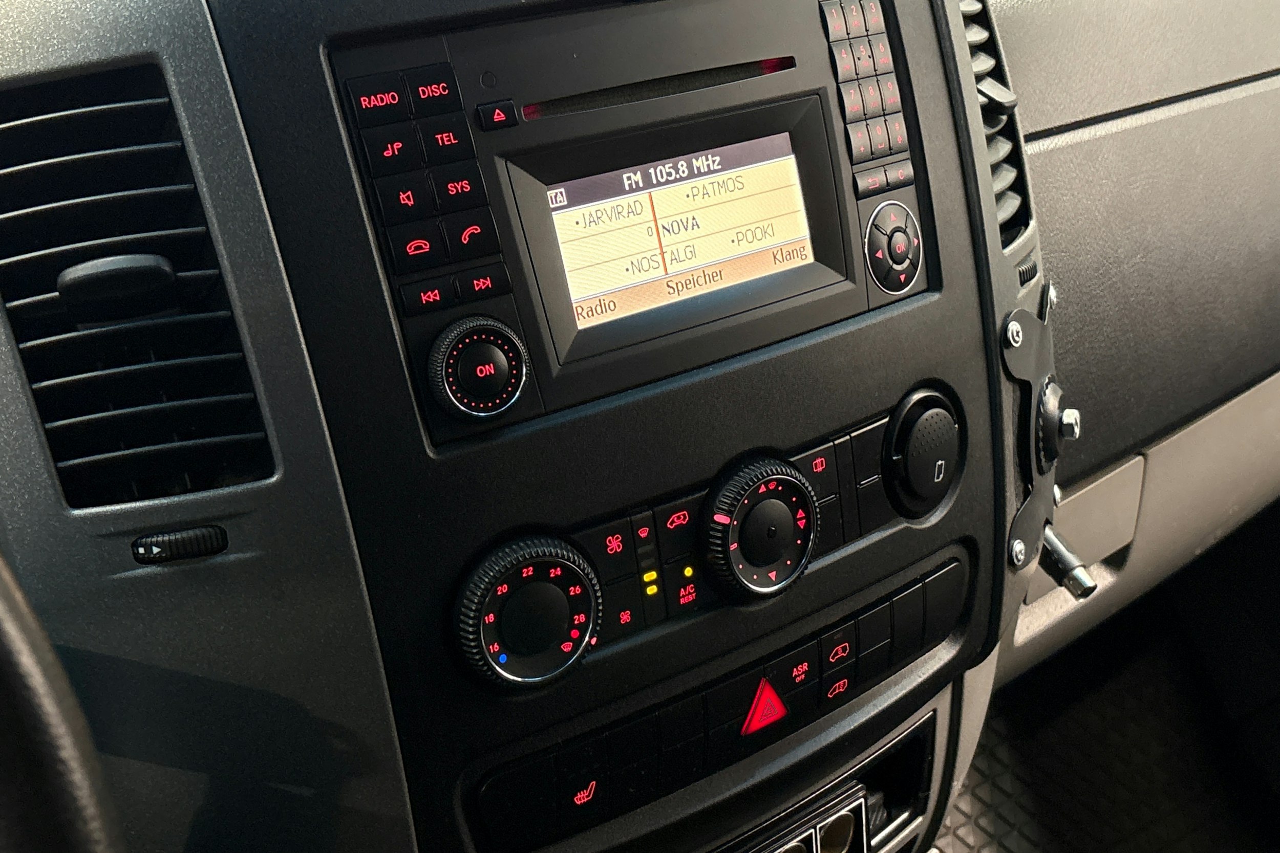 musta Volkswagen Crafter 2012 kuva 16.