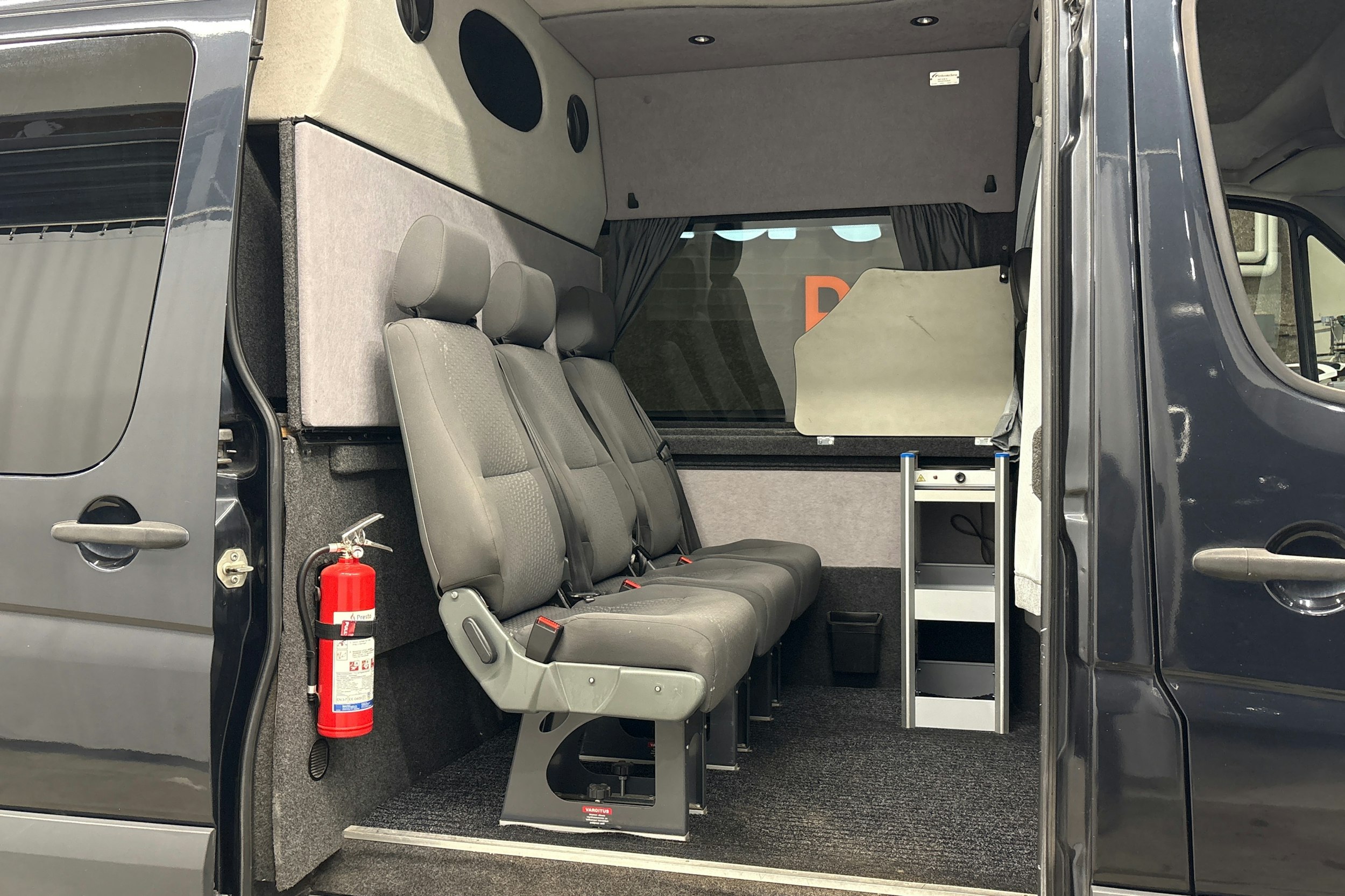 musta Volkswagen Crafter 2012 kuva 20.