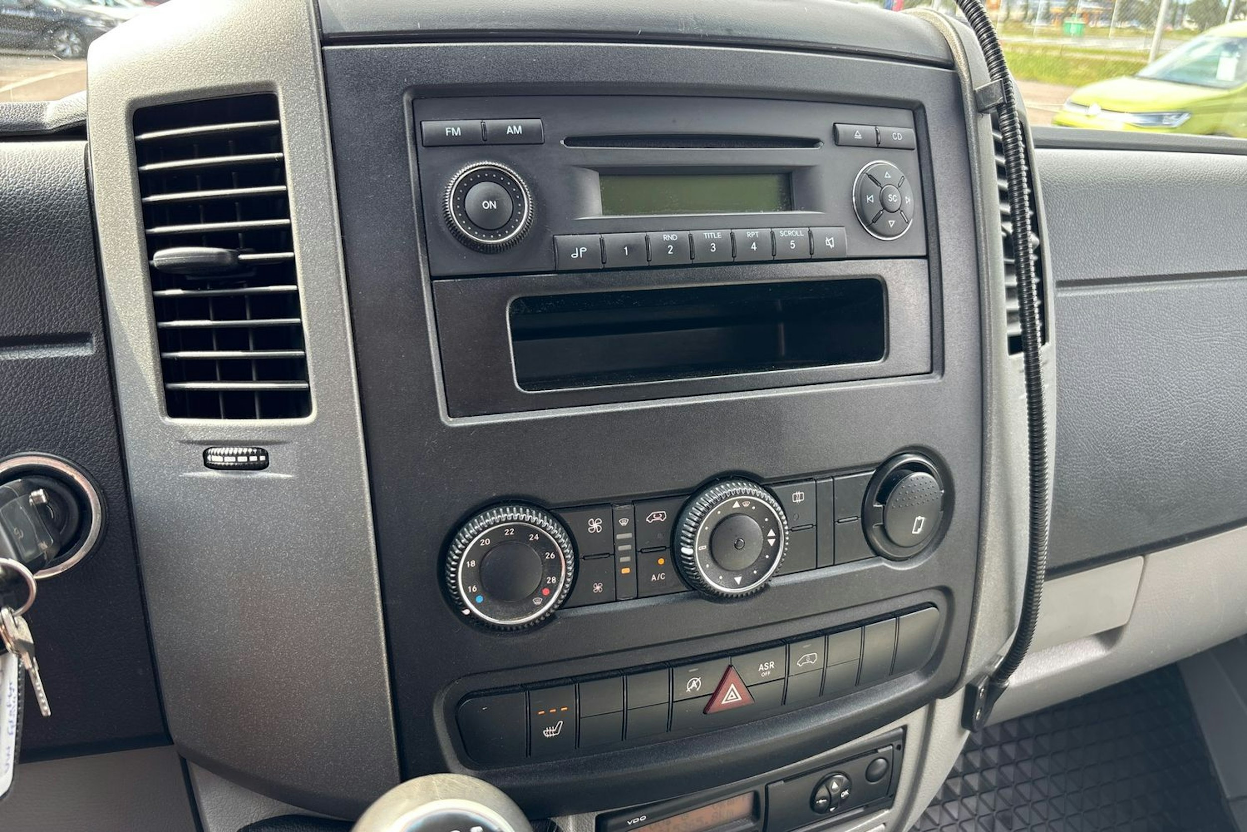 Valkoinen Volkswagen CRAFTER 2012 kuva 22.