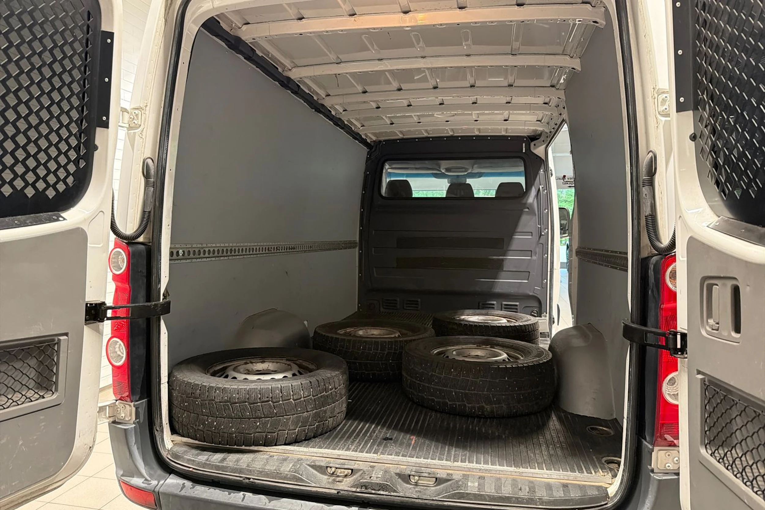 Valkoinen Volkswagen CRAFTER 2014 kuva 22.