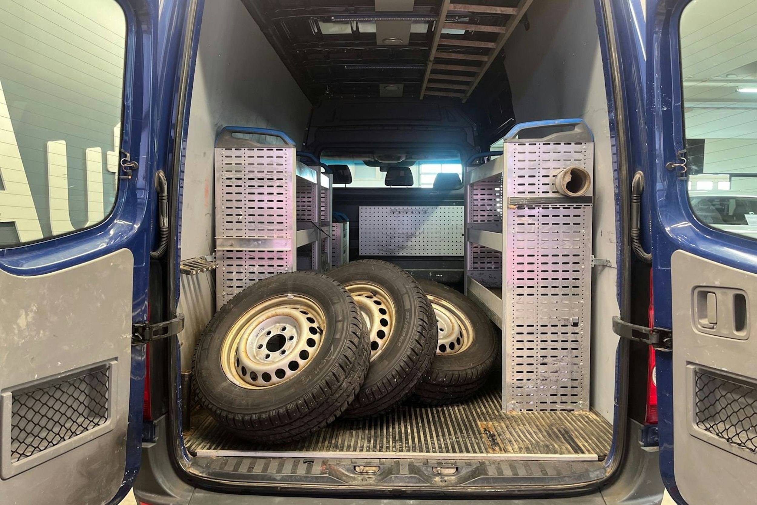 sininen Volkswagen Crafter 2014 kuva 18.