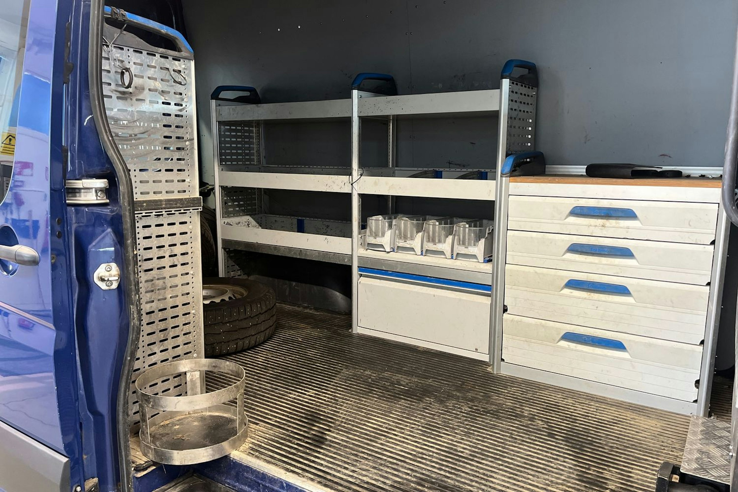 sininen Volkswagen Crafter 2014 kuva 19.