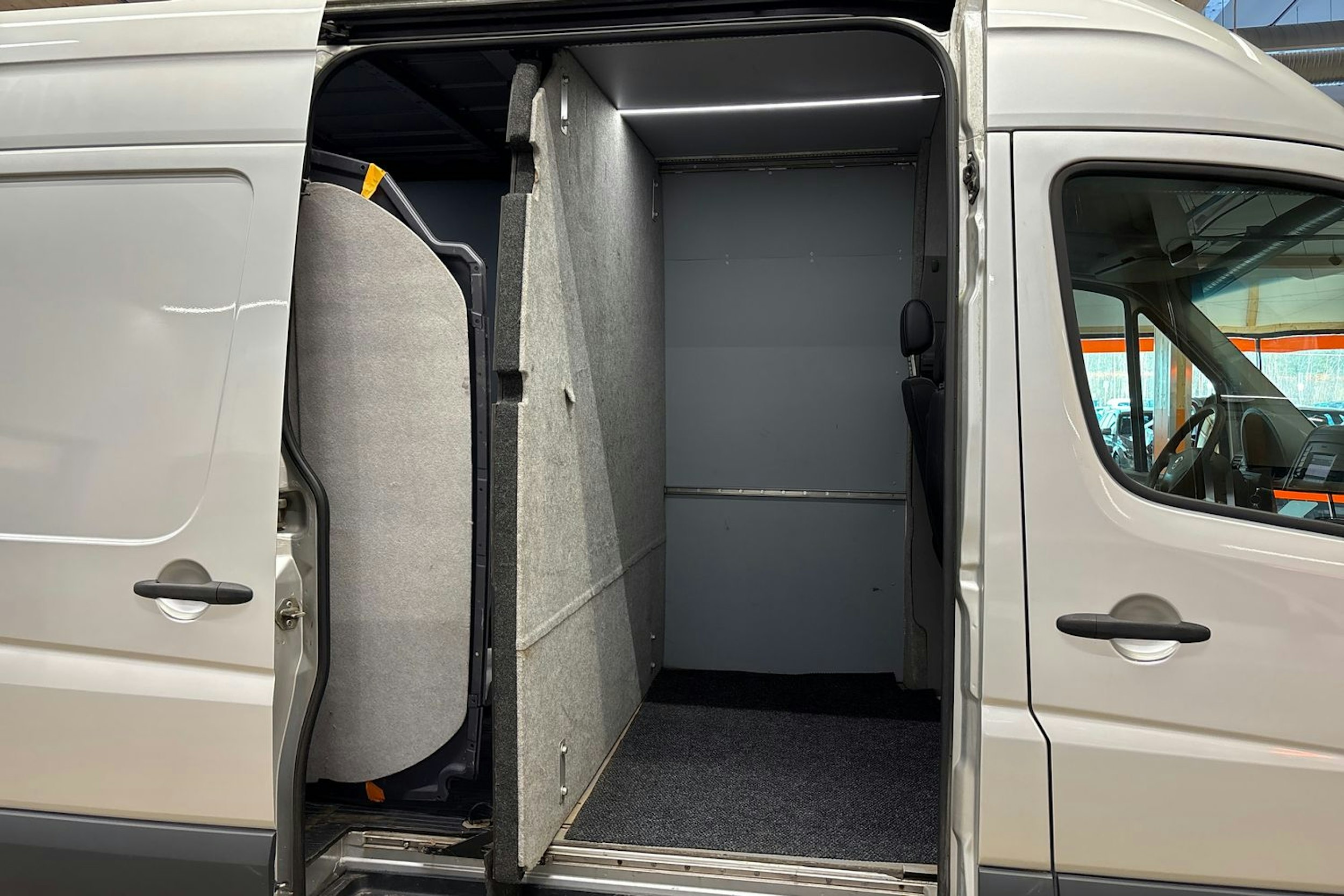 met. hopea Volkswagen Crafter 2014 kuva 23.