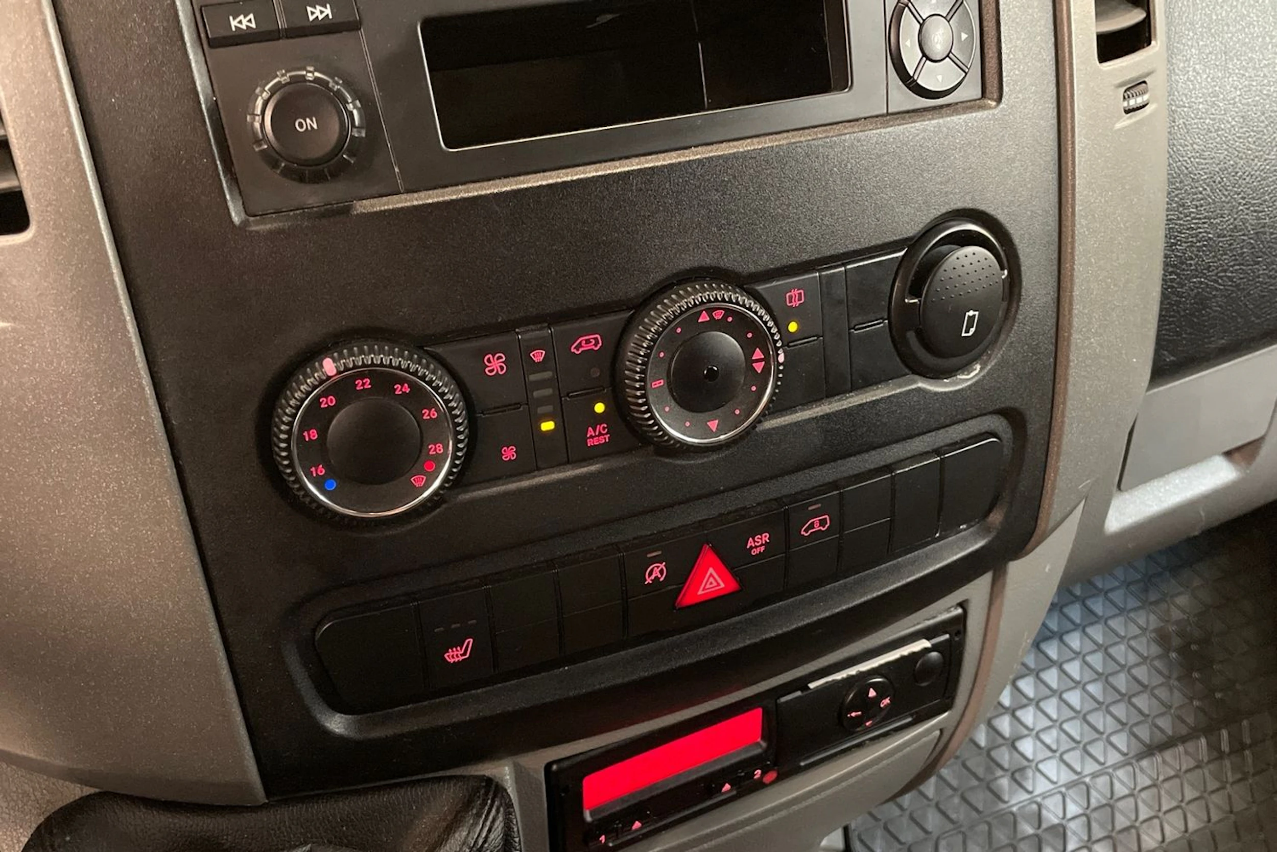 valkoinen Volkswagen Crafter 2015 kuva 19.