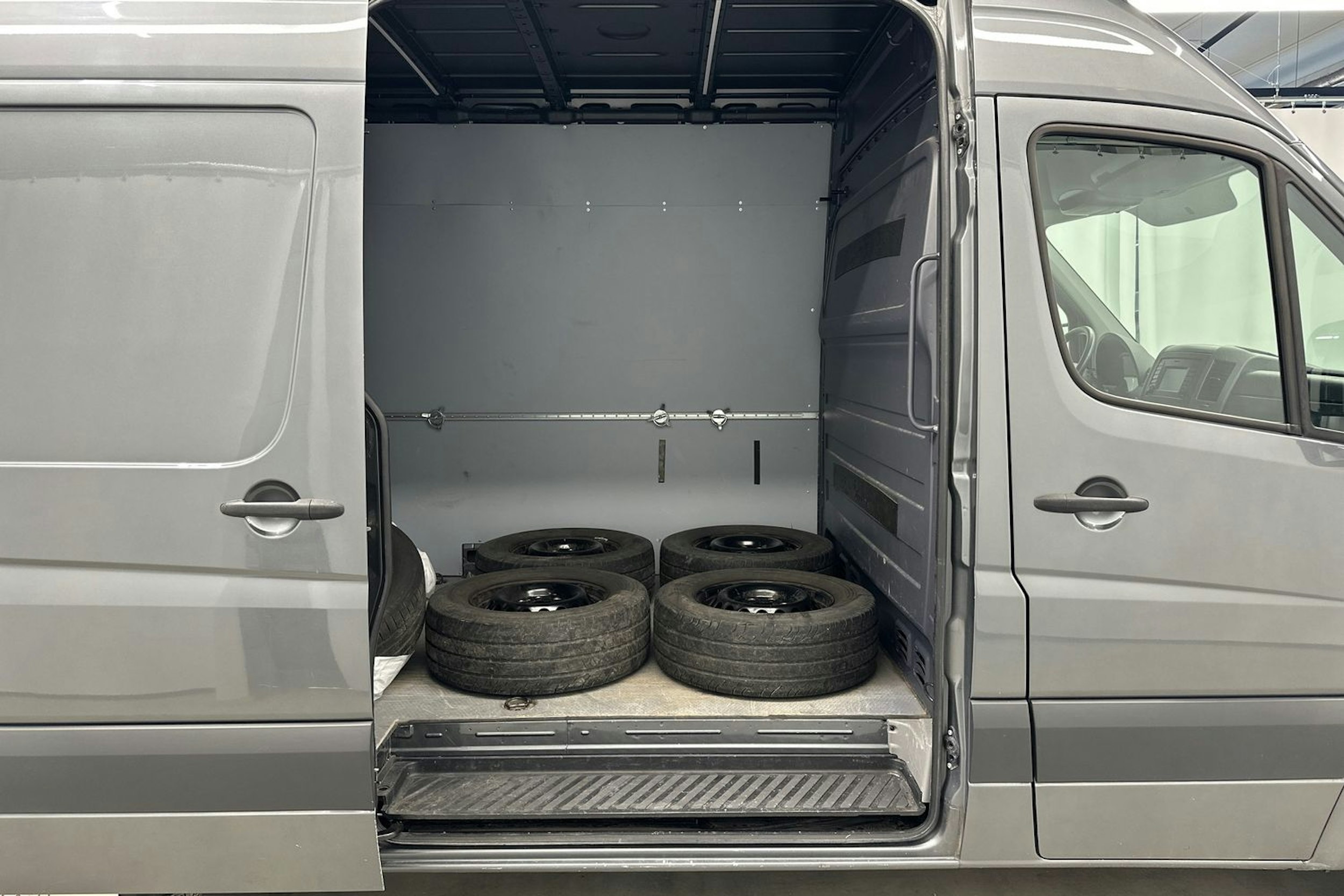 harmaa Volkswagen Crafter 2016 kuva 22.