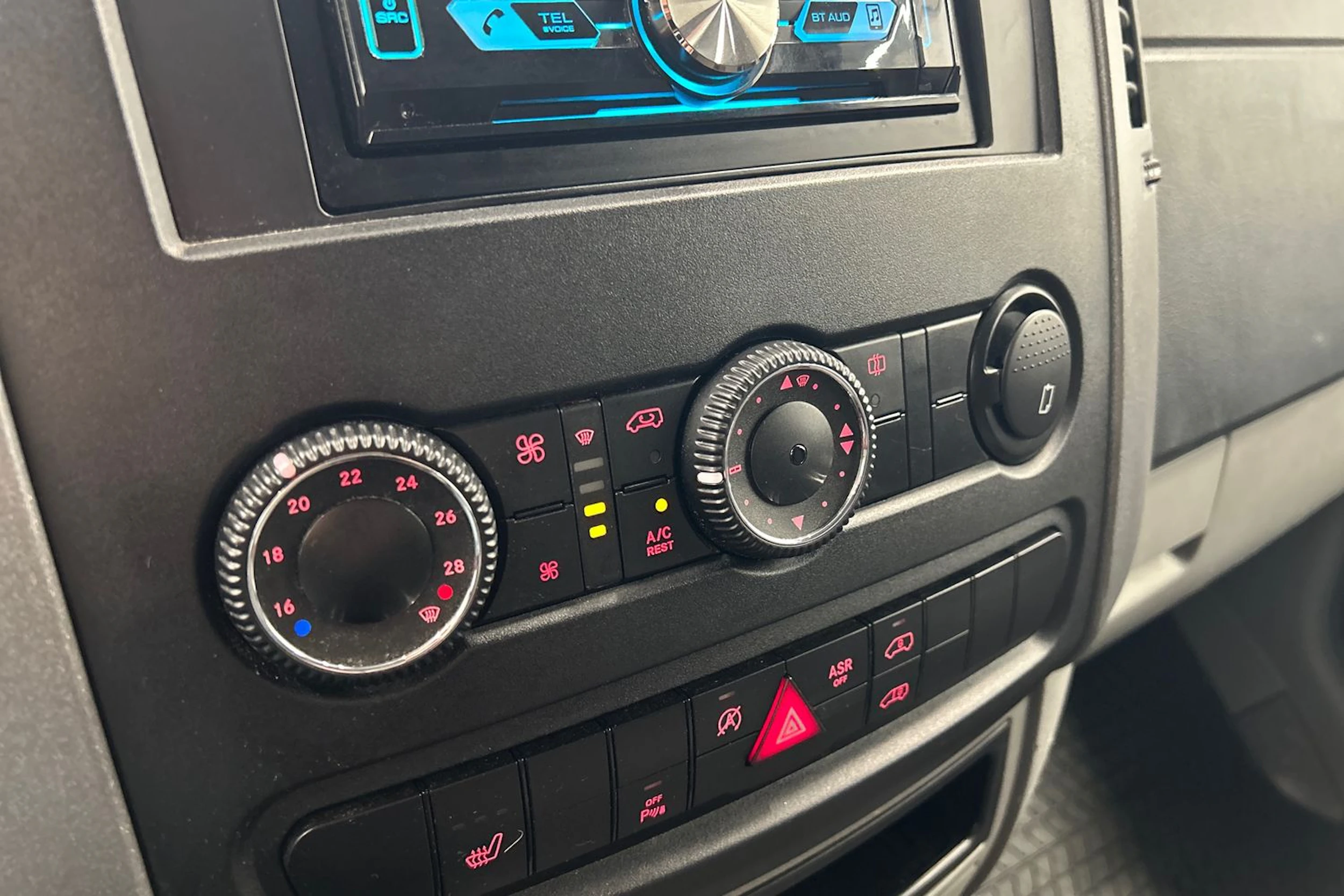 valkoinen Volkswagen Crafter 2016 kuva 13.