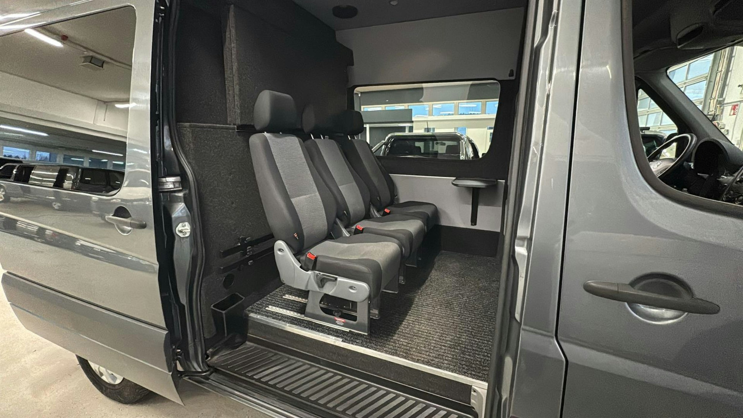 Harmaa Volkswagen Crafter 2016 kuva 11.