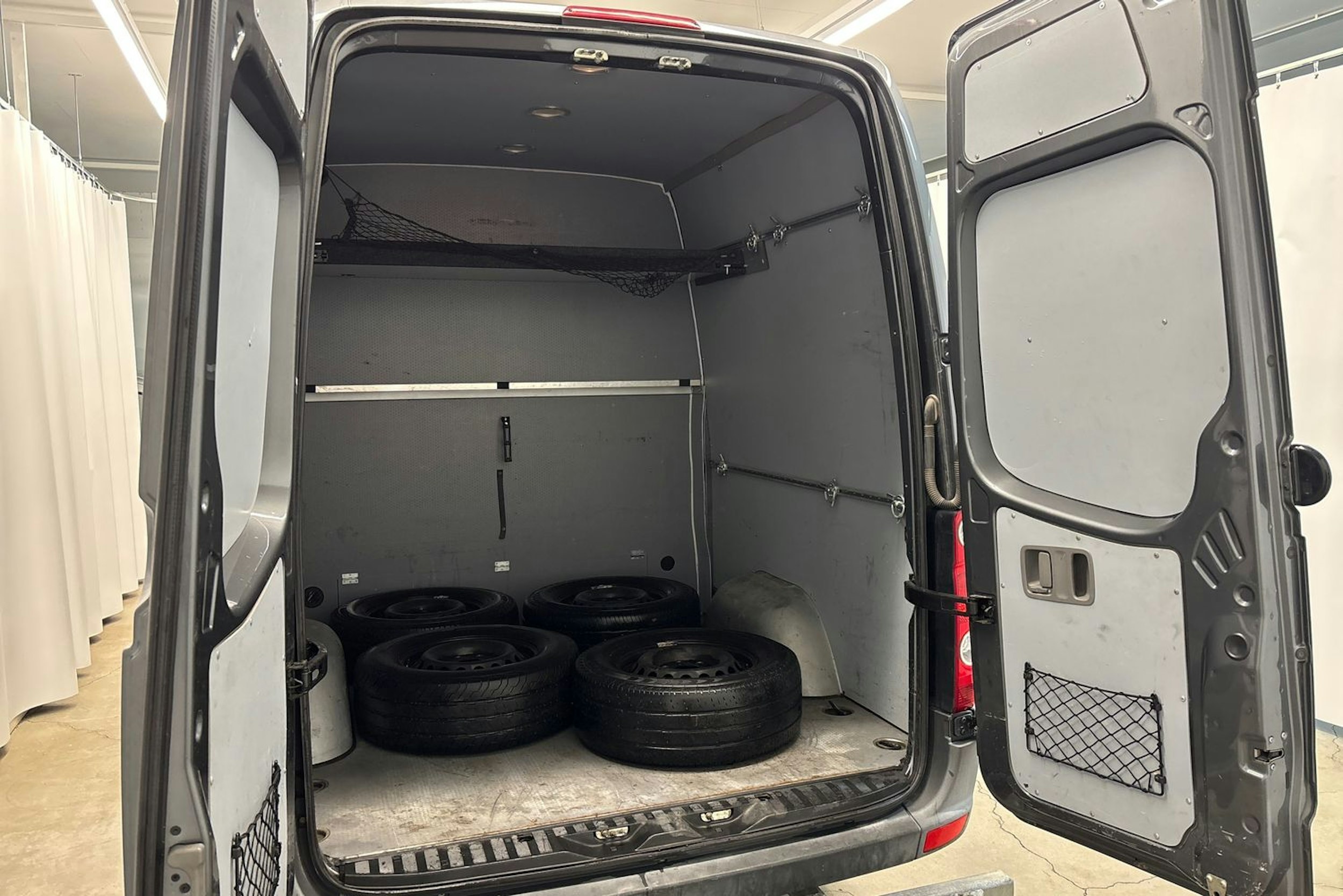 Harmaa Volkswagen Crafter 2016 kuva 14.