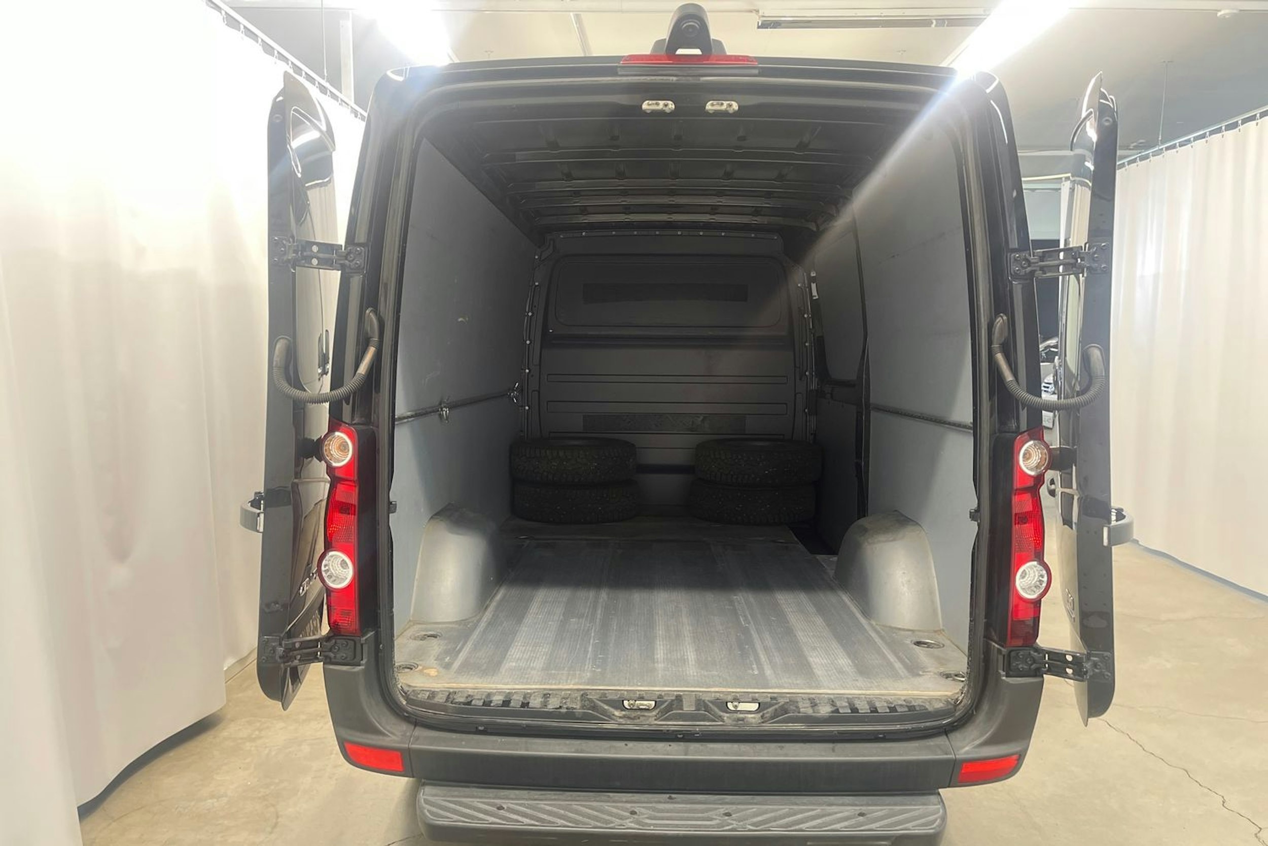 musta Volkswagen Crafter 2016 kuva 14.