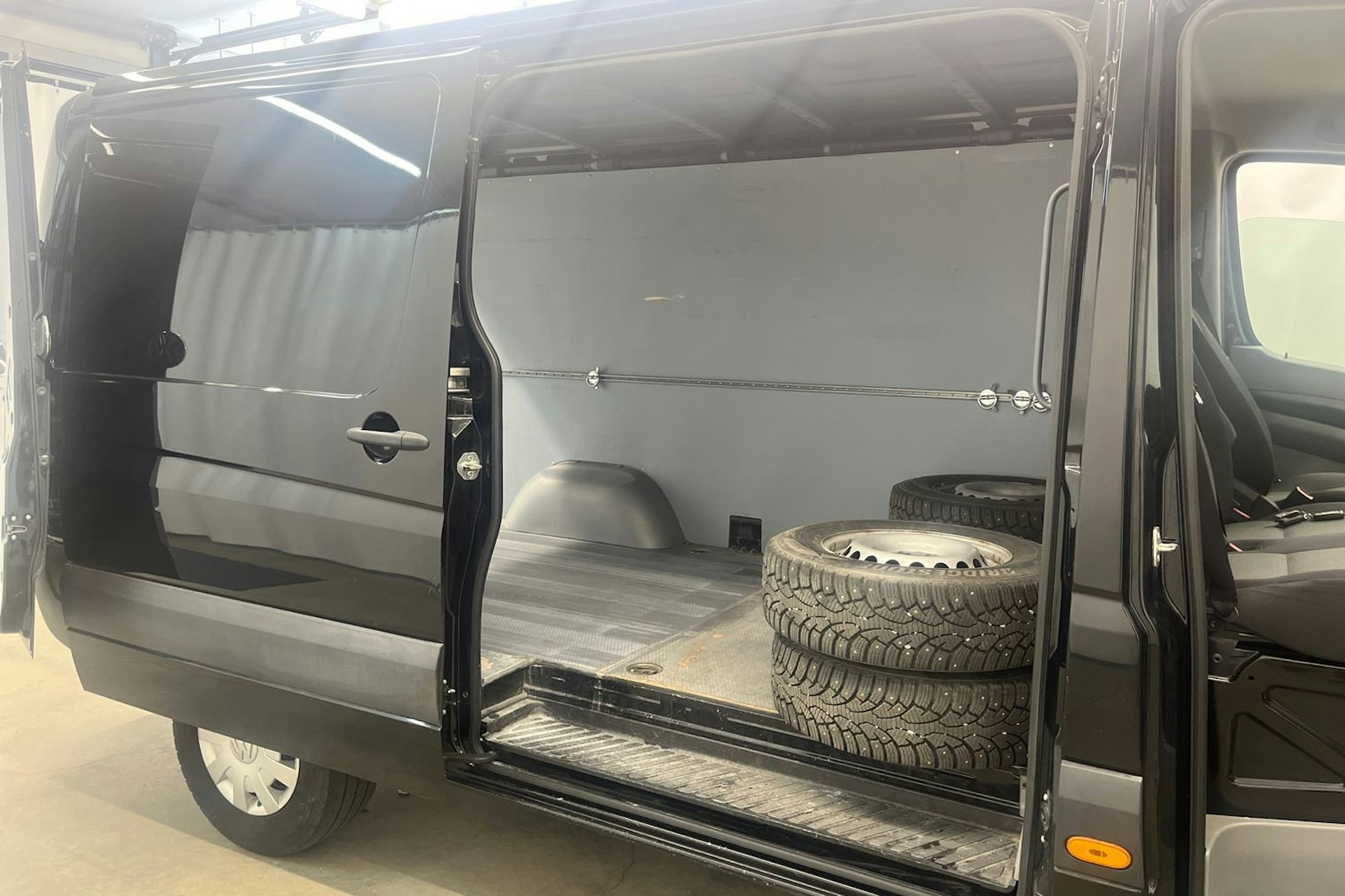 musta Volkswagen Crafter 2016 kuva 15.