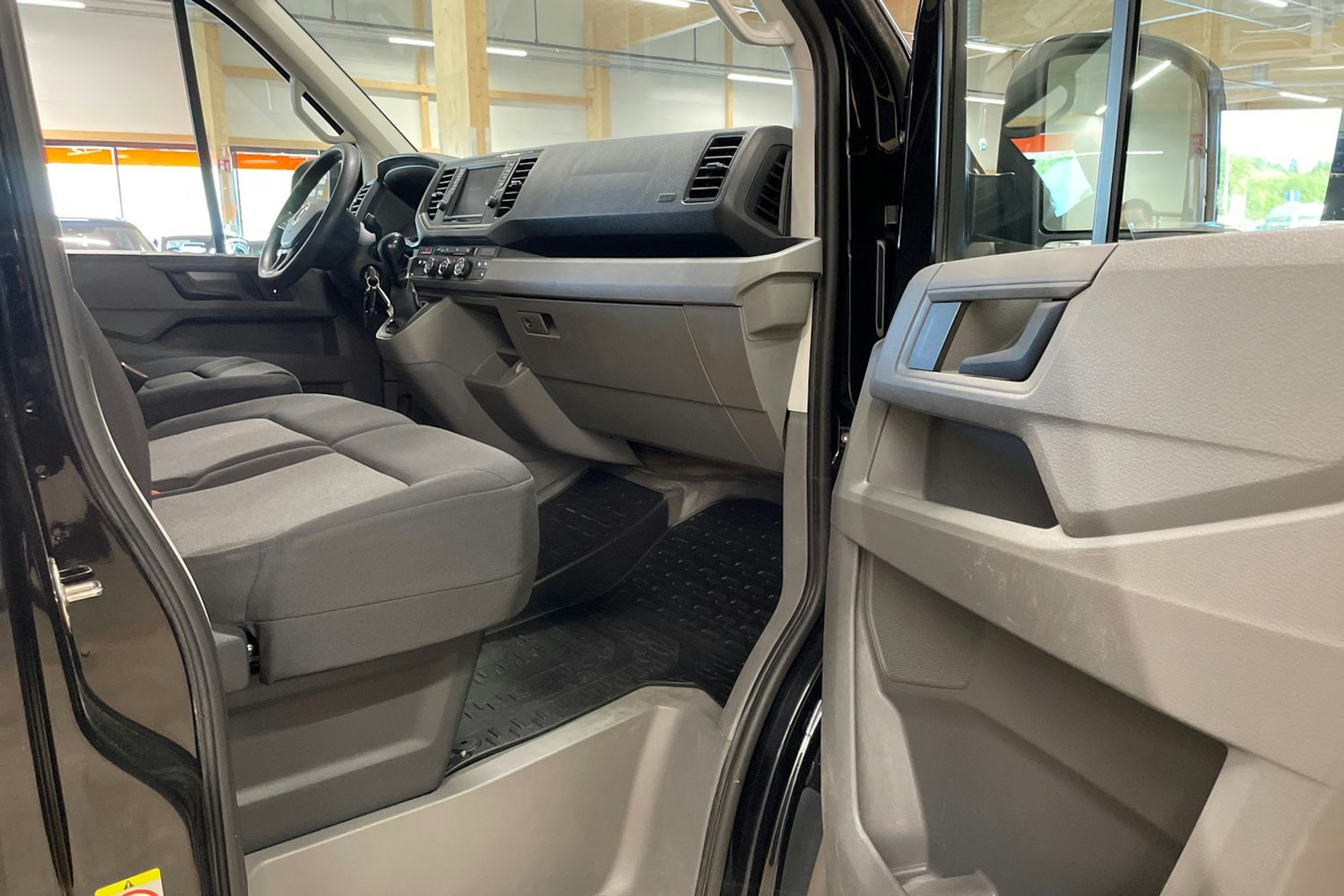 musta Volkswagen Crafter 2017 kuva 15.