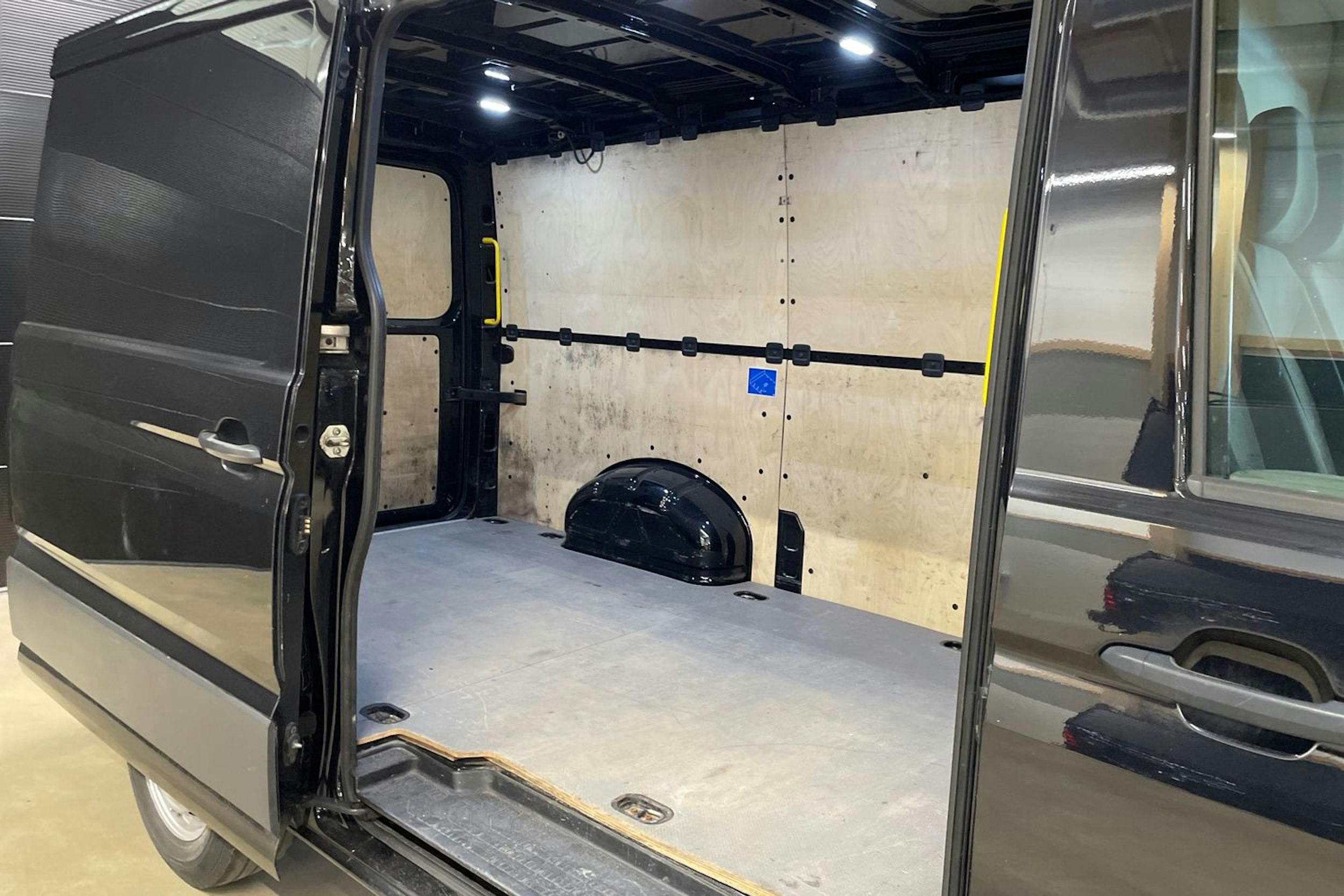 musta Volkswagen Crafter 2017 kuva 17.