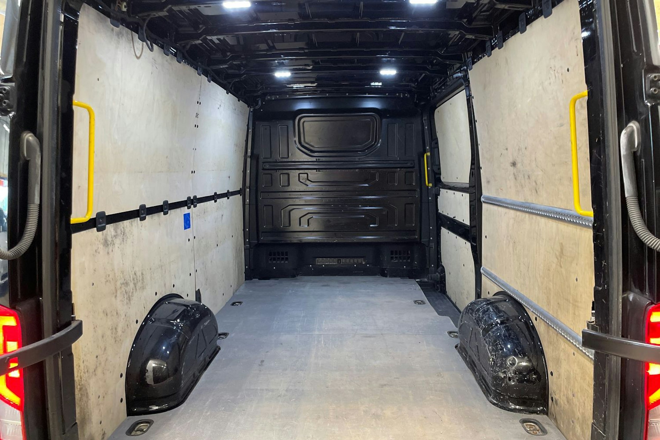 musta Volkswagen Crafter 2017 kuva 20.