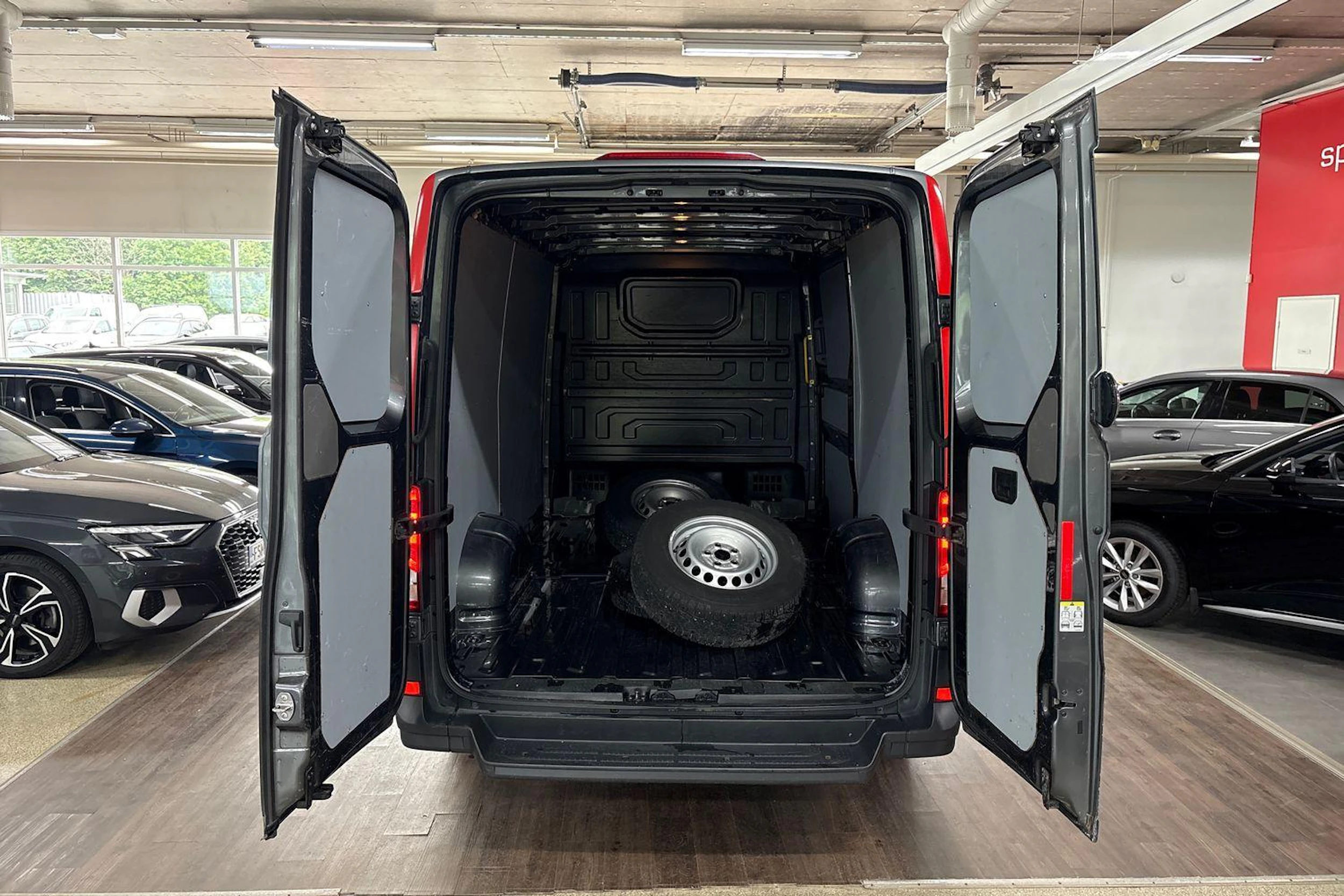 Harmaa Volkswagen CRAFTER 2017 kuva 11.