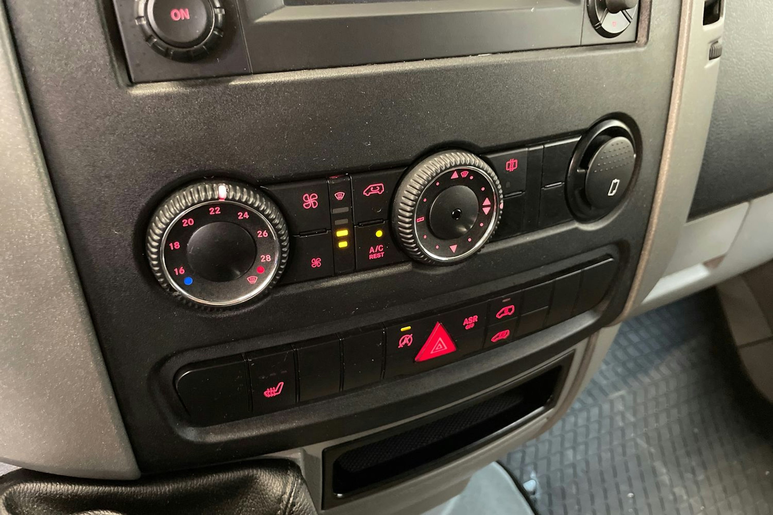 valkoinen Volkswagen Crafter 2017 kuva 15.