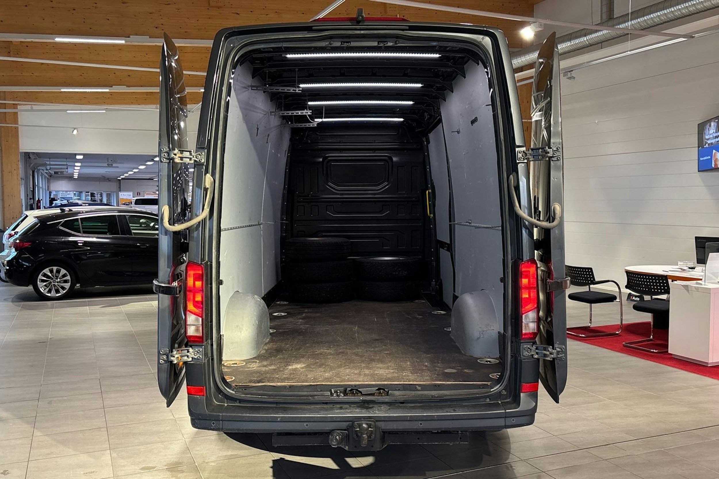harmaa Volkswagen Crafter 2017 kuva 16.