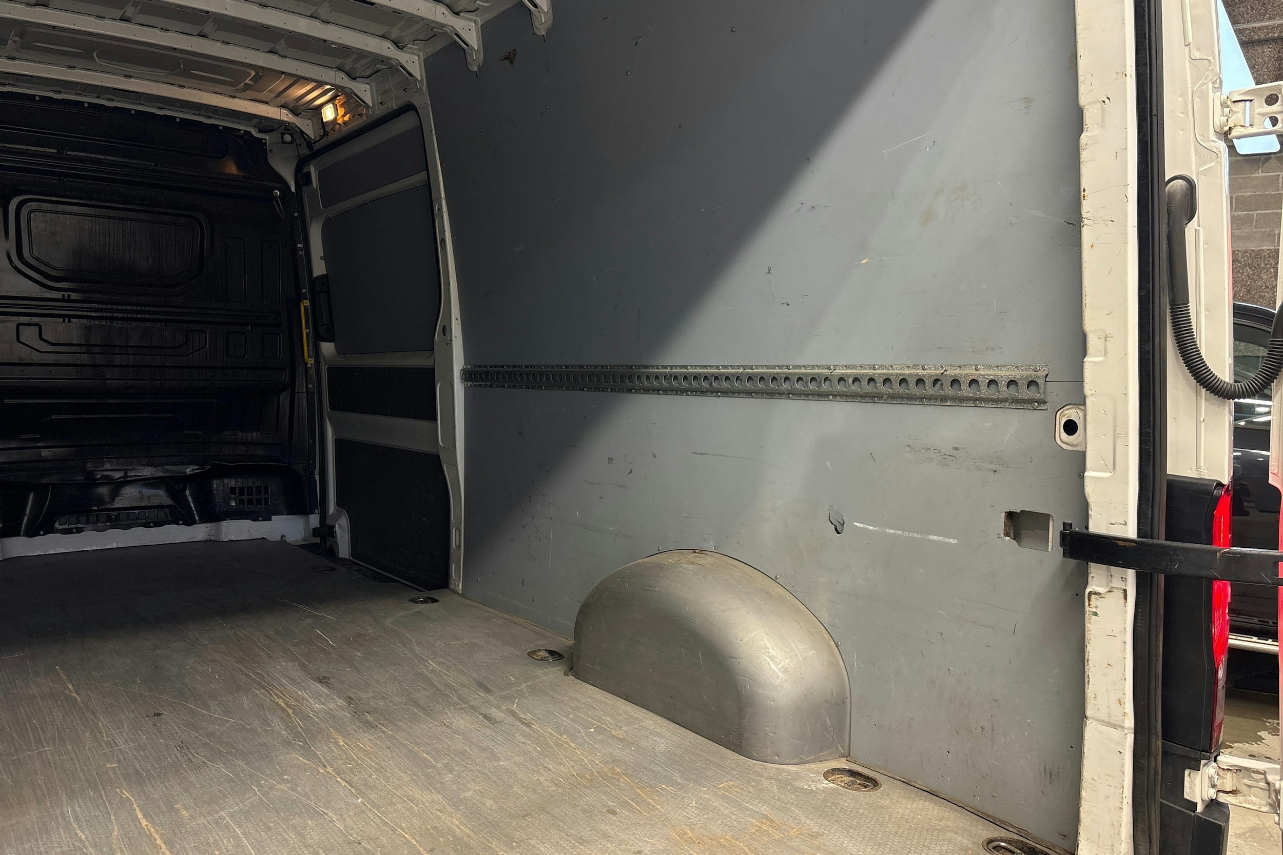 valkoinen Volkswagen Crafter 2017 kuva 15.