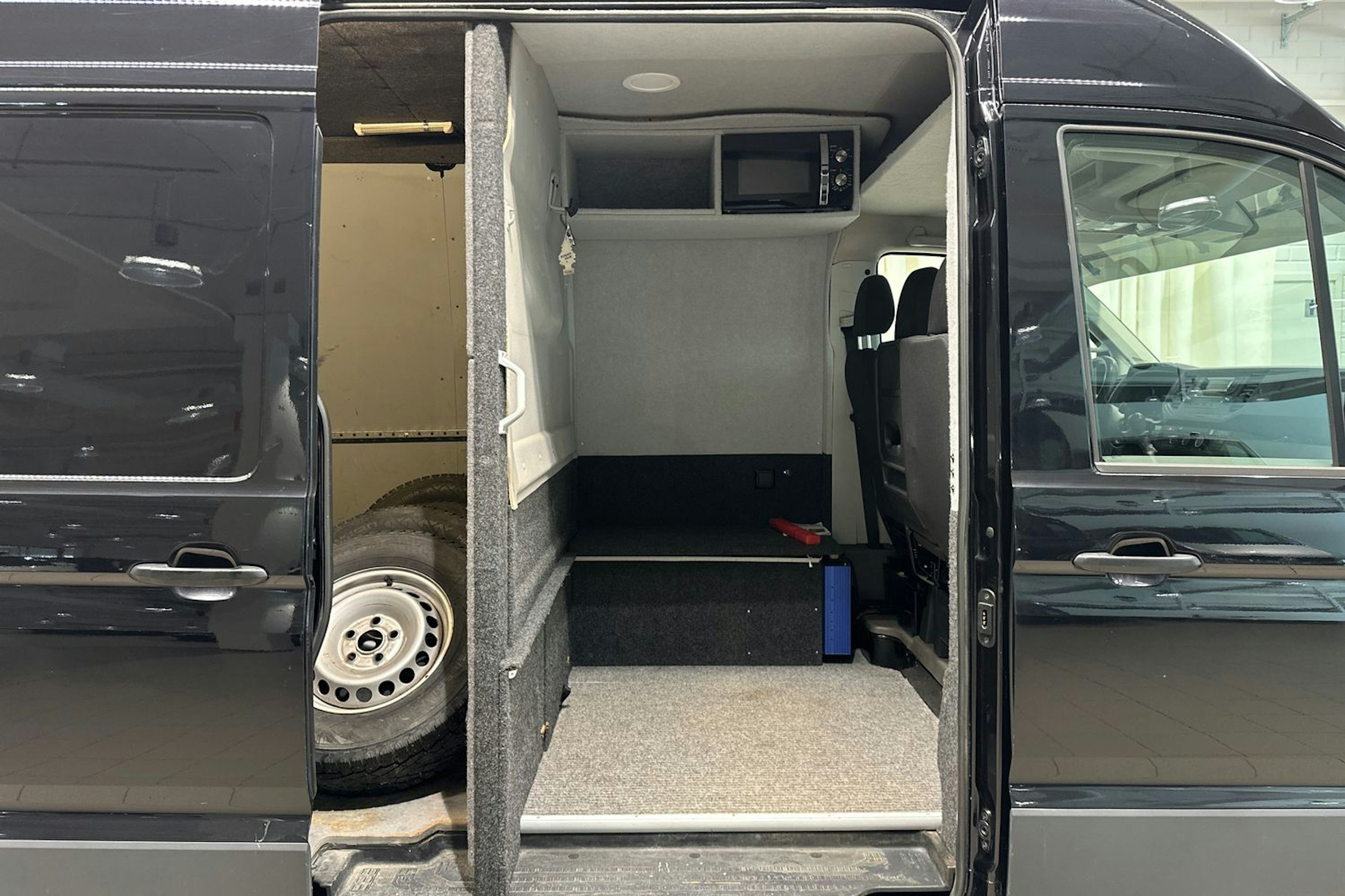 musta Volkswagen Crafter 2017 kuva 10.