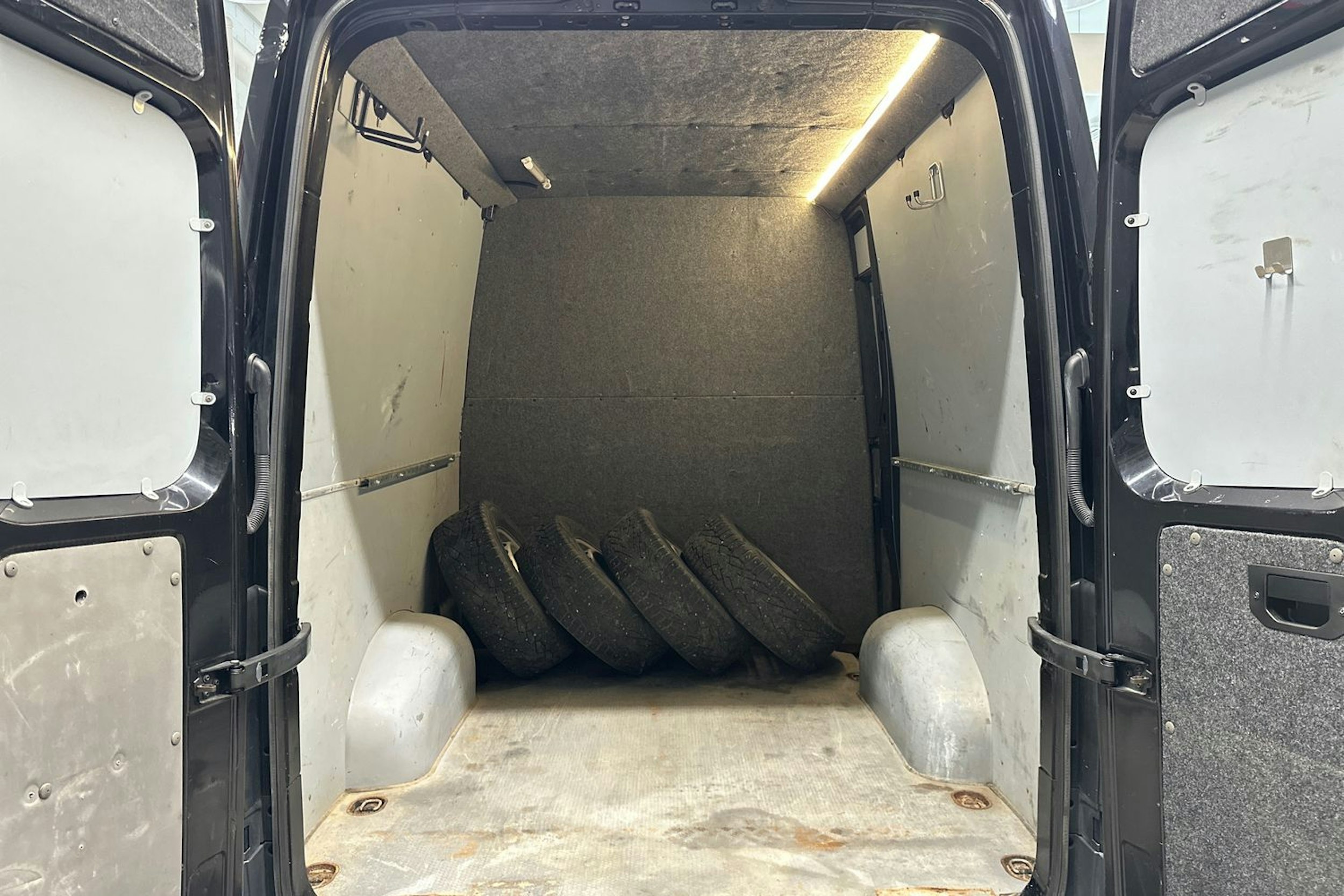 musta Volkswagen Crafter 2017 kuva 18.