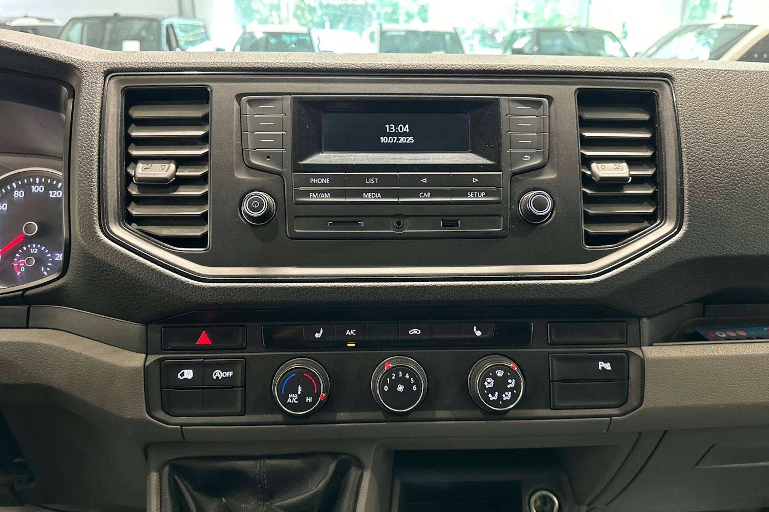 musta Volkswagen Crafter 2017 kuva 23.