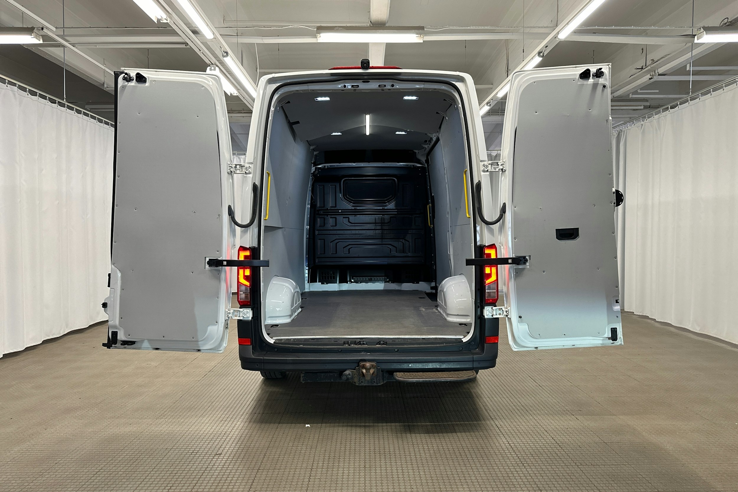 valkoinen Volkswagen Crafter 2018 kuva 10.