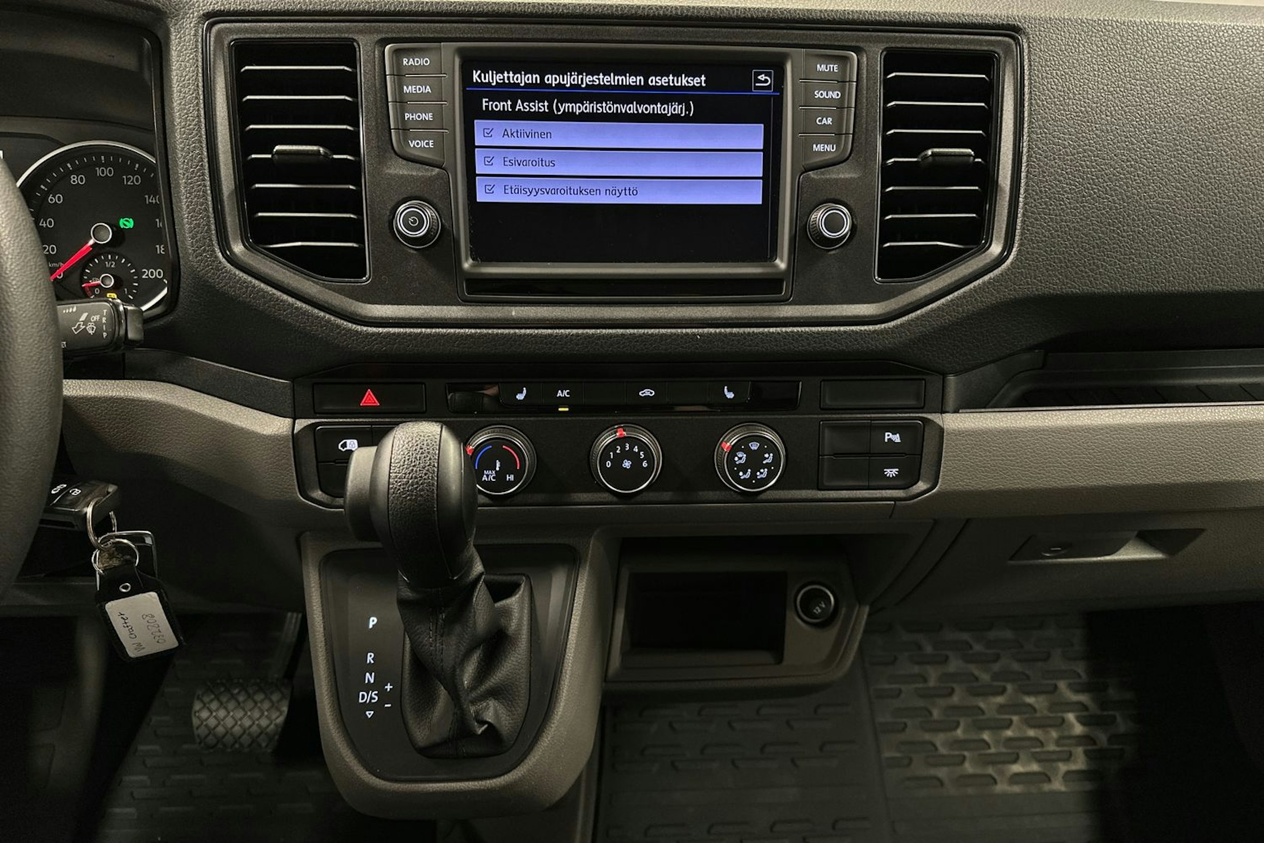valkoinen Volkswagen Crafter 2018 kuva 22.
