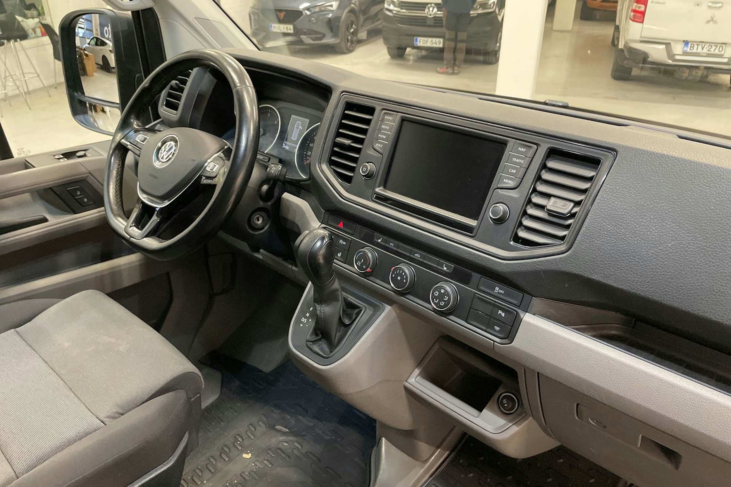 harmaa Volkswagen Crafter 2018 kuva 10.