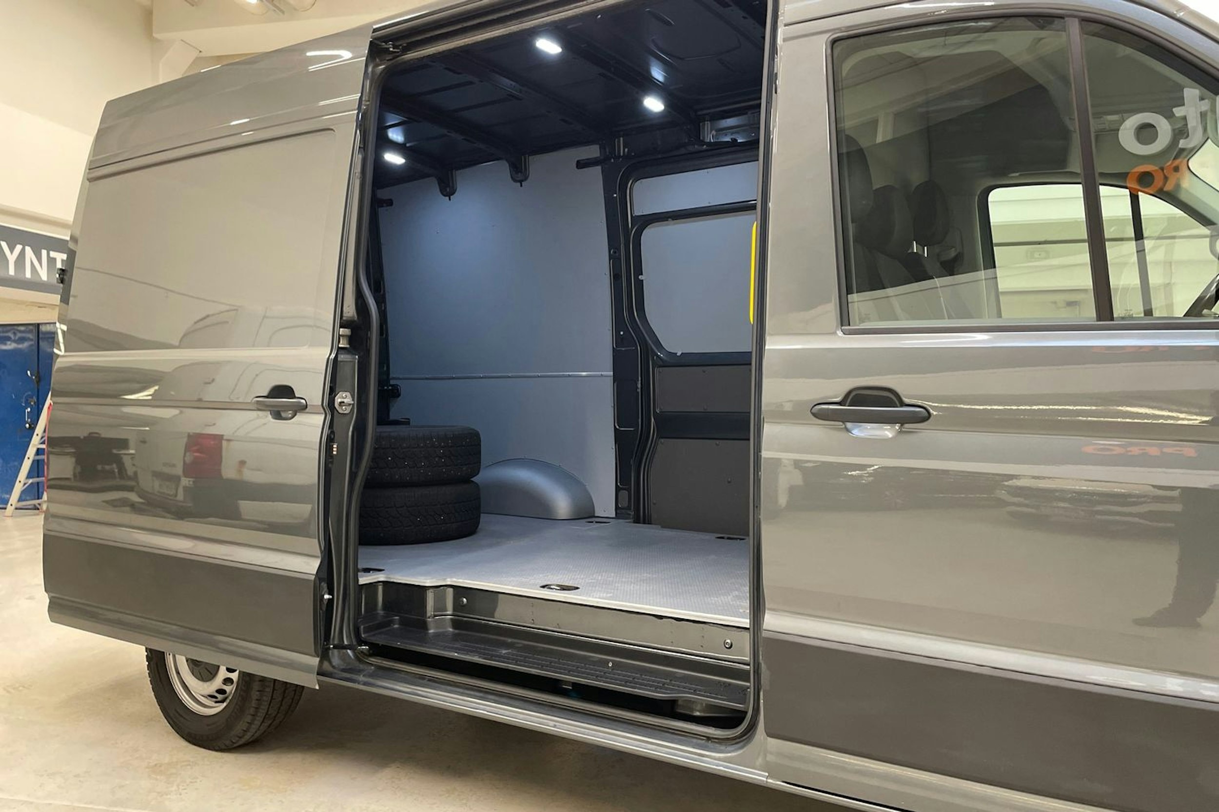 harmaa Volkswagen Crafter 2018 kuva 13.