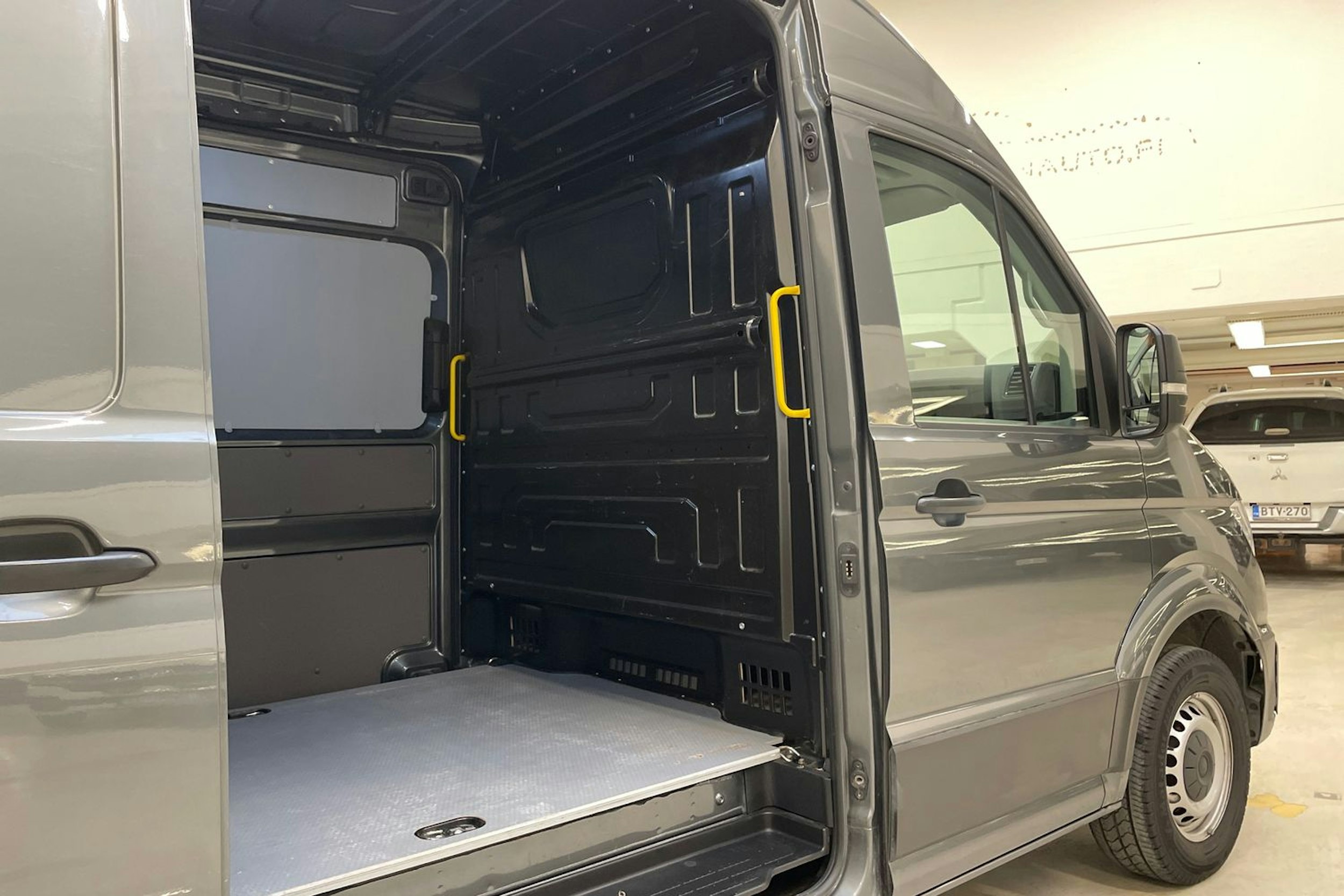 harmaa Volkswagen Crafter 2018 kuva 14.