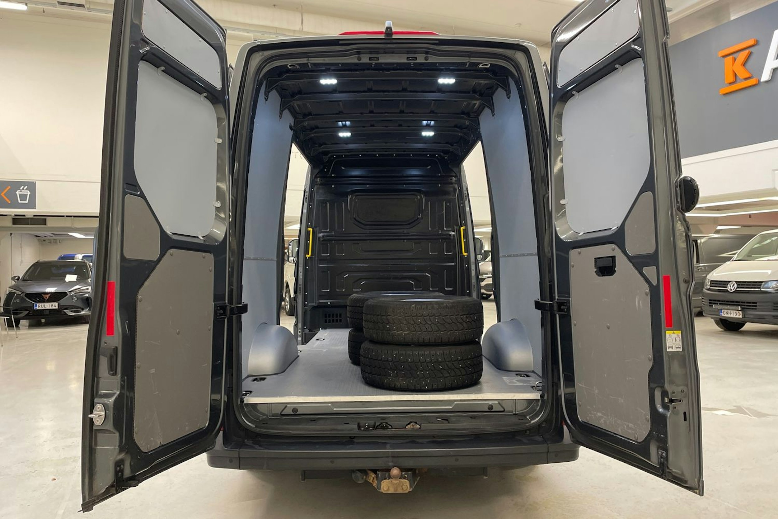 harmaa Volkswagen Crafter 2018 kuva 15.